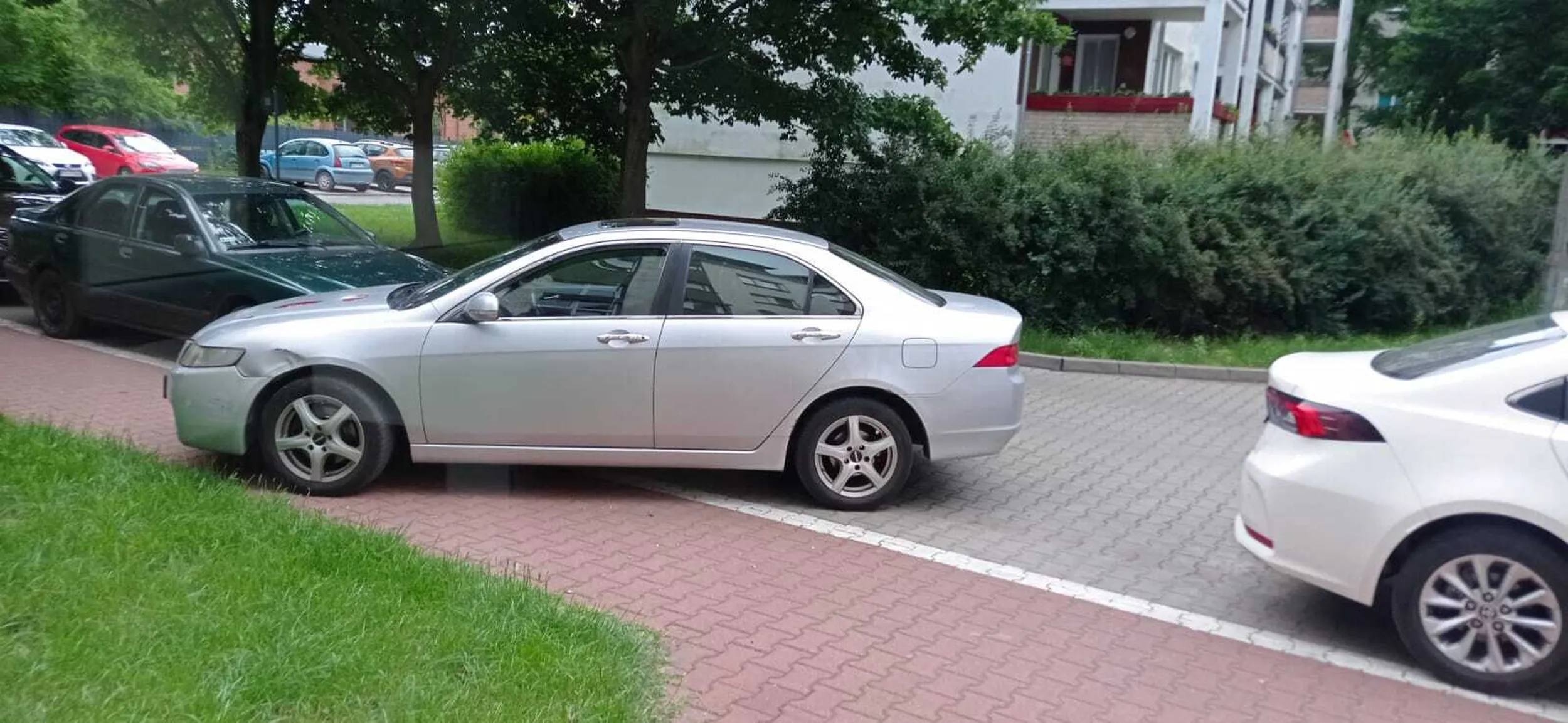 Kierowca tego pojazdu to osoba, która zaczęła się pojawiać na Os. Przemysława w Poznaniu od niedawna. Parkuje w ten sposób ZA KAŻDYM RAZEM, bez względu na to, jak duże jest dostępne miejsce. Ani myśli o osobach korzystających z chodnika! Irytujące to!