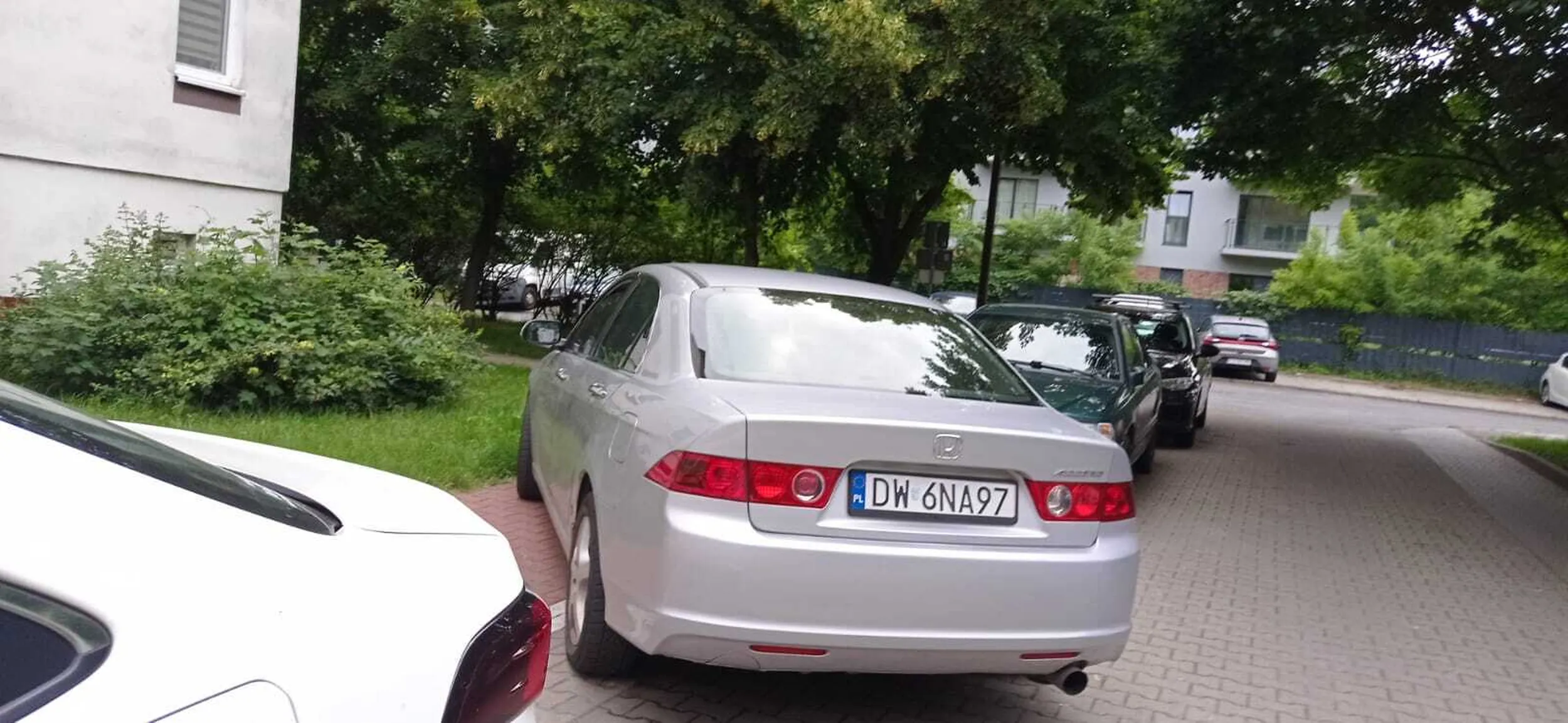 Kierowca tego pojazdu to osoba, która zaczęła się pojawiać na Os. Przemysława w Poznaniu od niedawna. Parkuje w ten sposób ZA KAŻDYM RAZEM, bez względu na to, jak duże jest dostępne miejsce. Ani myśli o osobach korzystających z chodnika! Irytujące to!