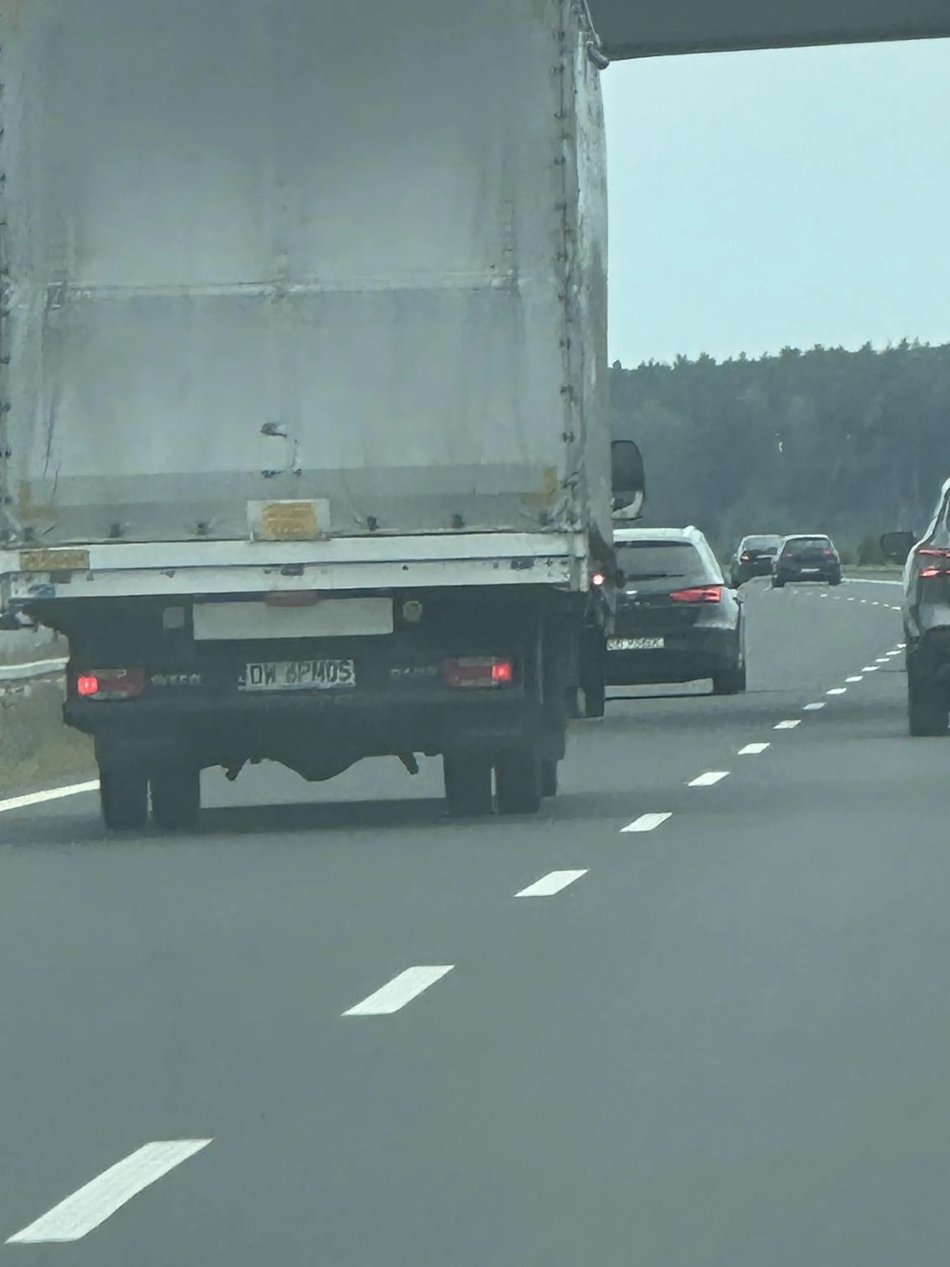 Uprzejmy kutas z busa plandekowego popier**la 100-130 po s3 i bawi się z ludźmi raz hamuje raz przyspiesza, wyprzedza i na zmianę nie da się jechać koło gościa omijać szerokim łukiem starego capa