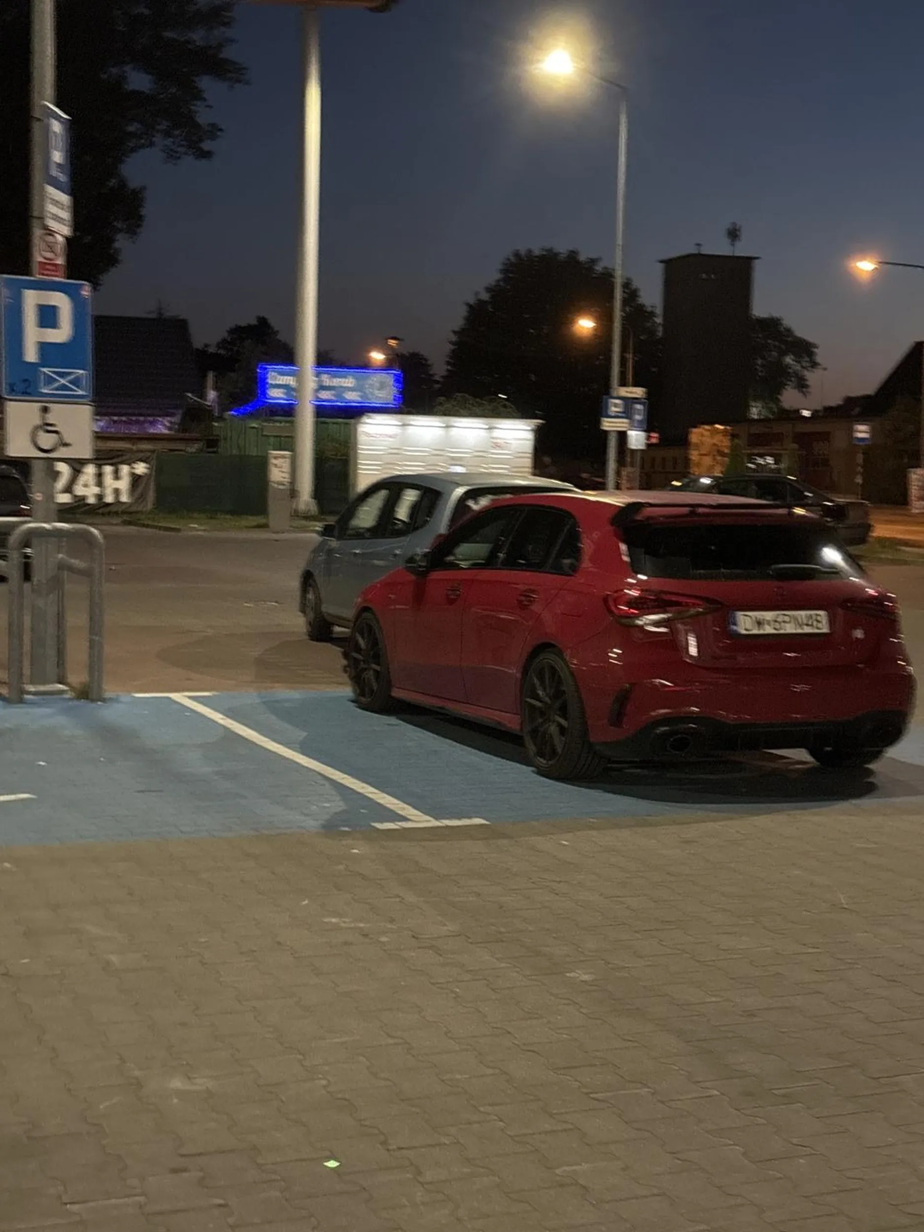 Parkuje na miejscu dla niepełnosprawnych. Ma plakietkę ale jedyną niepełnosprawnością jest chyba umysłowość jego kumpla …