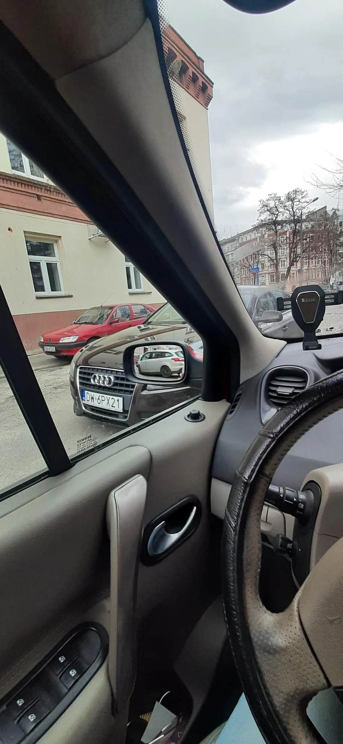 Brawo dla kierowcy tego auta na 30 minut zablokował wyjazd