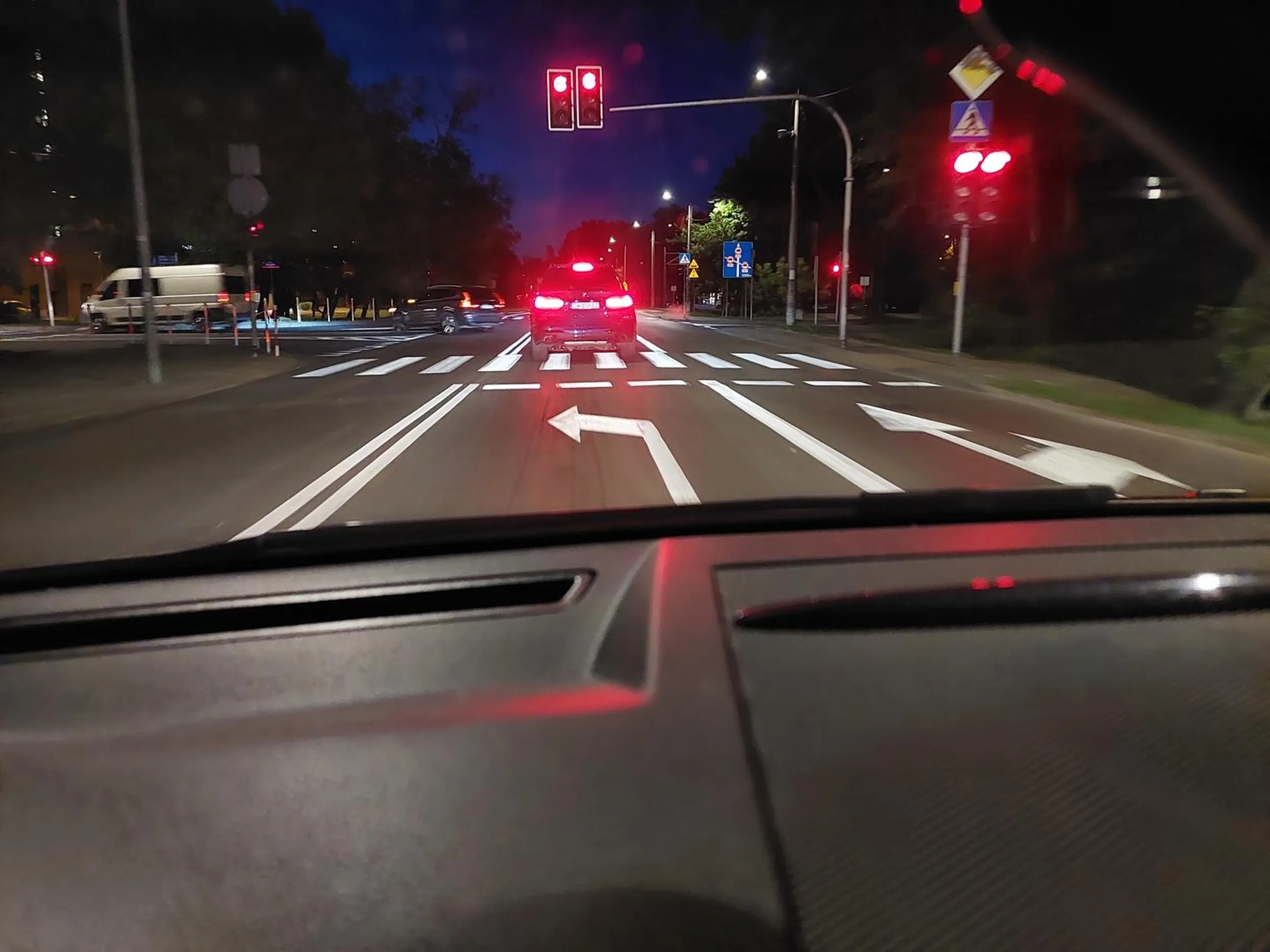 Durniu jeden! Masz prawo jazdy? Najpierw wymuszasz pierszenstwo wyjezdzajac z ul. Dywizjonu 303 w ul. Lazurowa (oczywiscie bez kierunkowskazu), a pozniej skrecasz w ul. A. Kocjana na czerwonym (zdjecie)! Brakuje widac inteligencji i panuje w twoim zyciu pelna arogancja! Zacznij jezdzic normalnie zanim kogos zabijesz! Wiecej kultury, wyobrazni i rozumu! Warszawa, 11.05.2024 r.