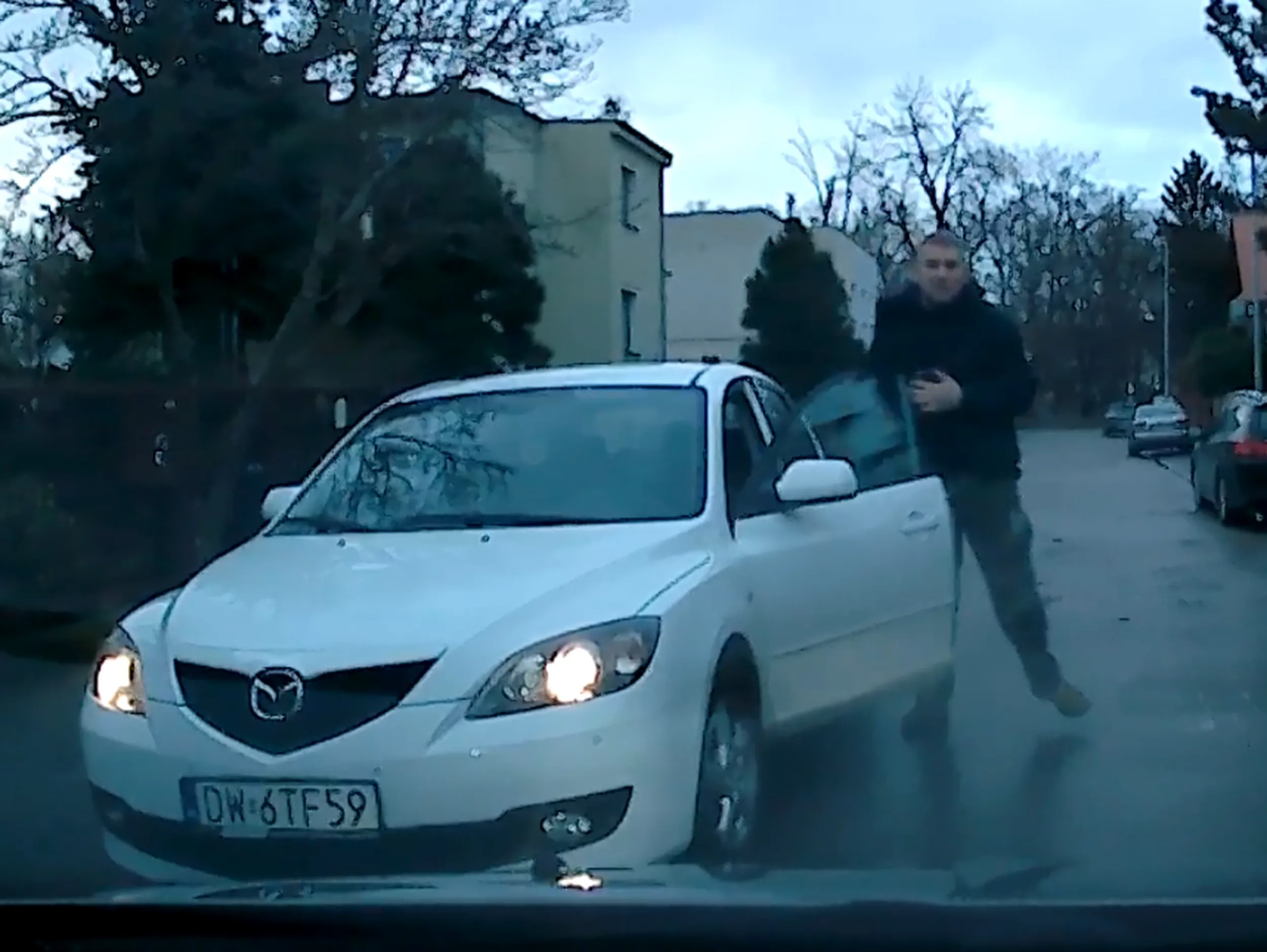 Agresor ok 35+ w białej Maździe. Uważajcie na typa.