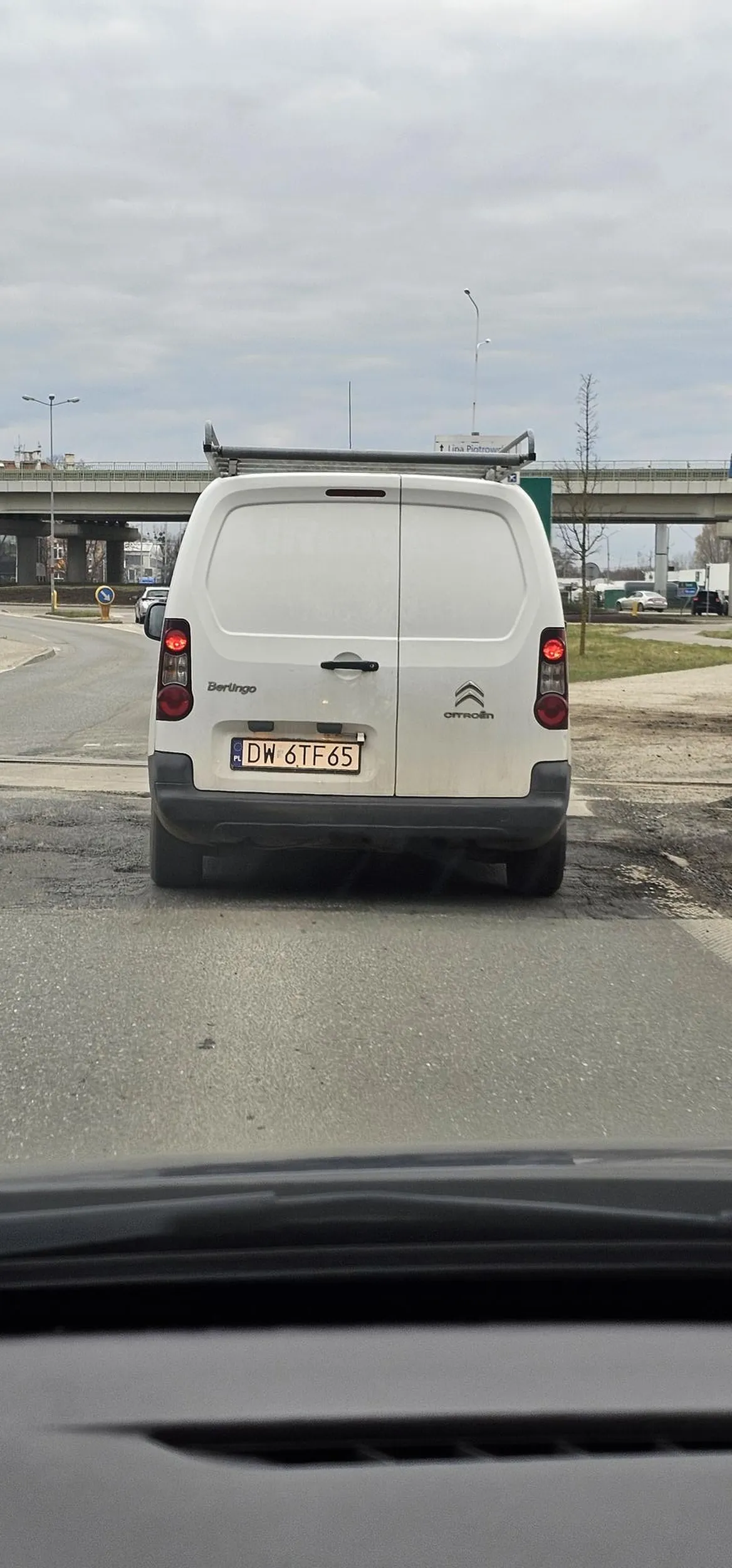 Uwaga, nie odpowiedzialny kierowca bez ani jednego działającego światła stopu!