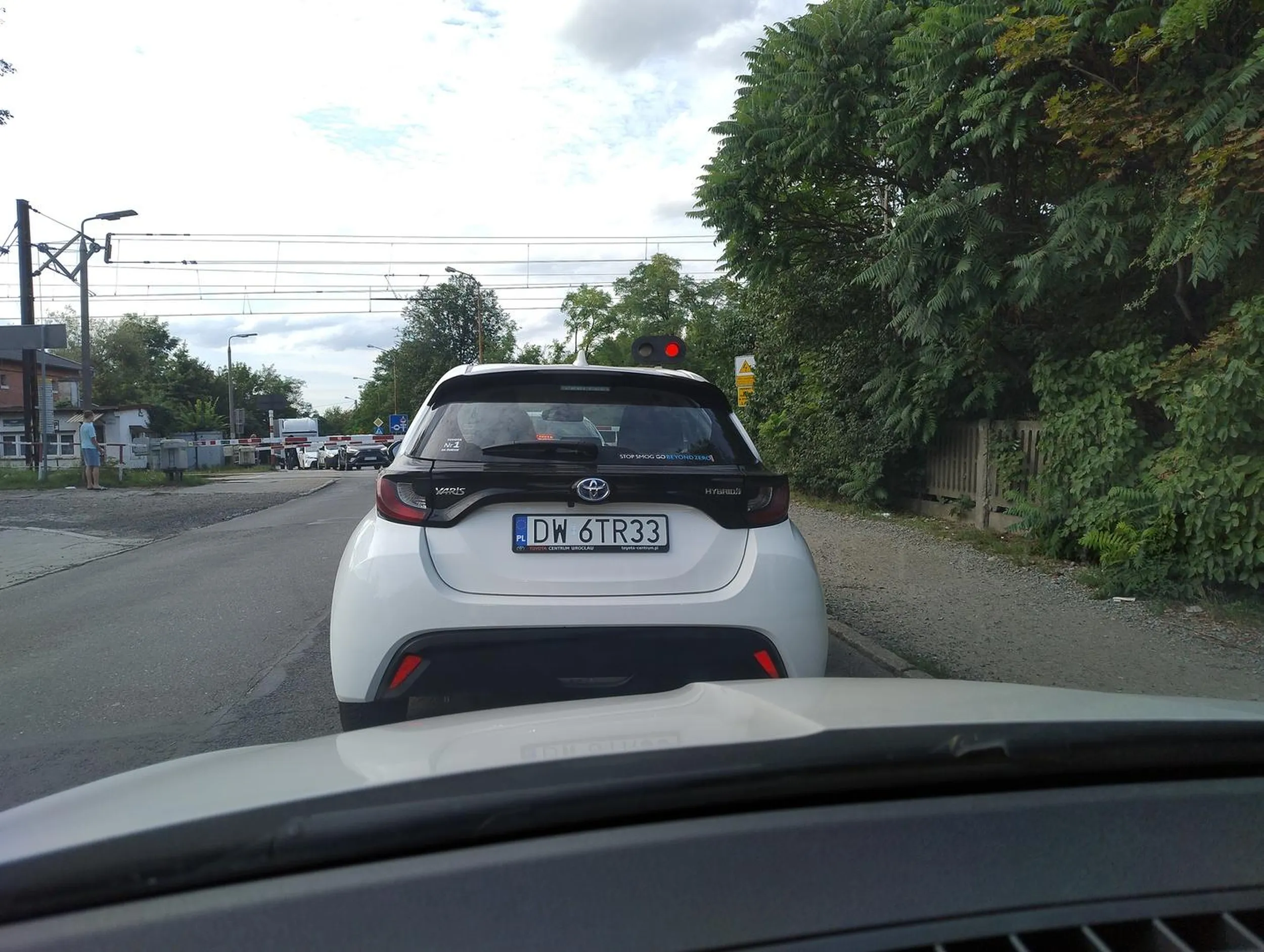 Wyprzedza 20 metrów przed zamkniętym przejazdem zajeżdżając droge