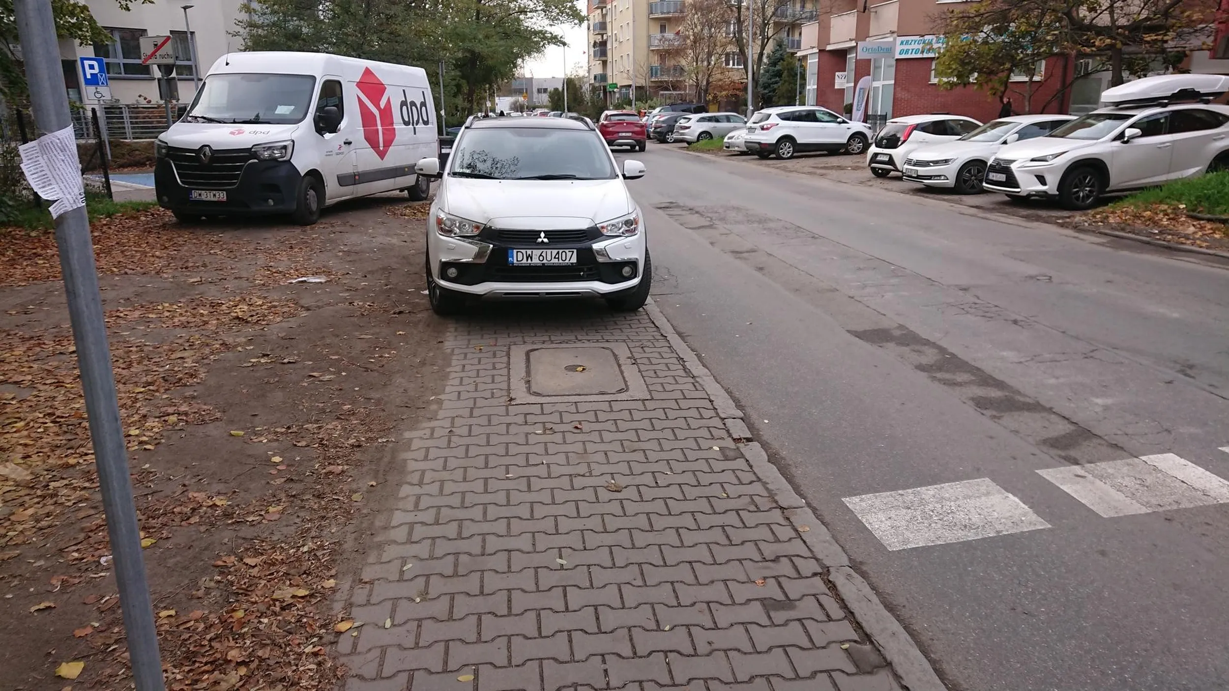 Błyskotliwe parkowanie - cały chodnik zablokowany (do tego tuż przed przejściem dla pieszych). Jakby nie można było na tym klepisku obok stanąć... Bezmózg / bezmózgownica.