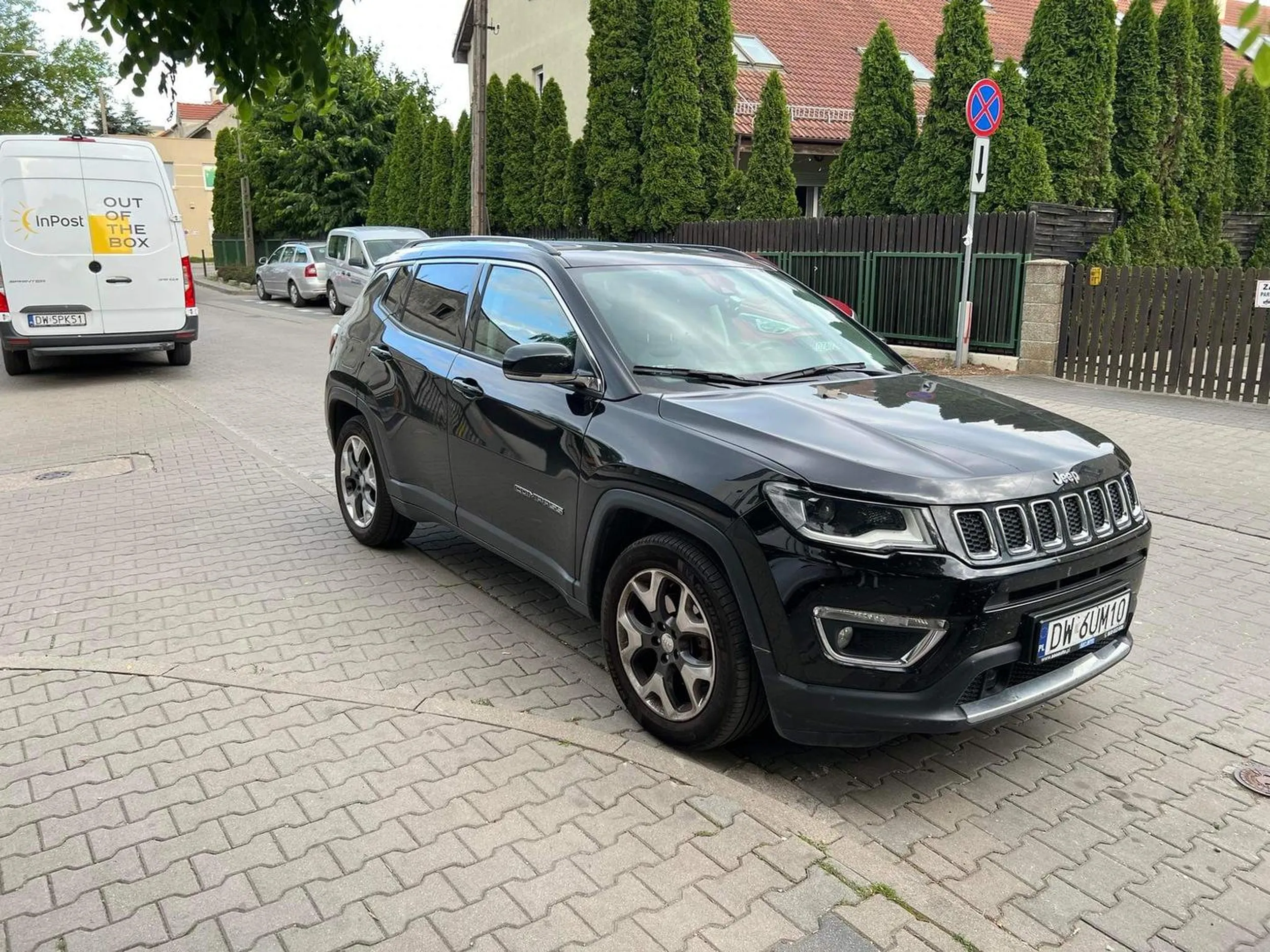 Tępa k*** co sobie kupiła z aaaaaaaauto i parkować nie umie. Zablokowany wjazd i wyjazd z garażu pod blokiem, nie widzi w tym nic złego że mieszkańcy nie mogę wyjechać