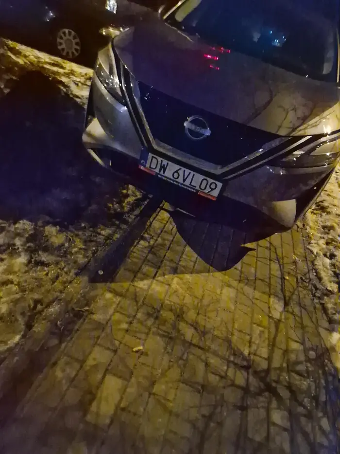 Mistrz Parkowania na chodniku dla pieszych :D