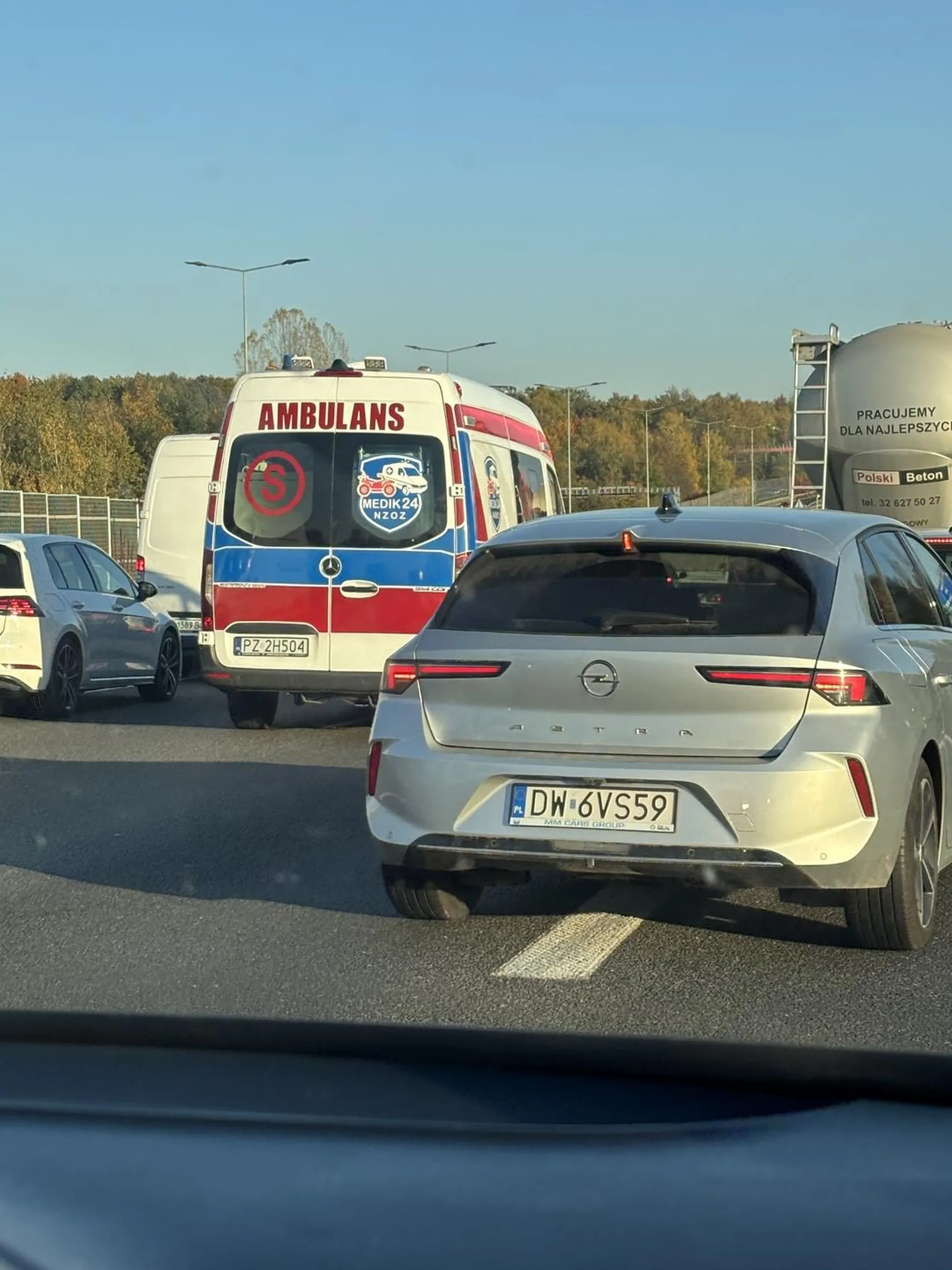 korytarzu to napewno nie potrafi zrobić xd blokuje pogotowie