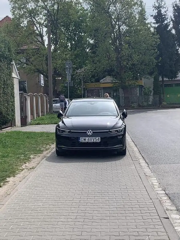 Mistrz precyzujnego parkowania na chodniku - równe, symetryczne 5 cm chodnika z każdej strony zostawił.
