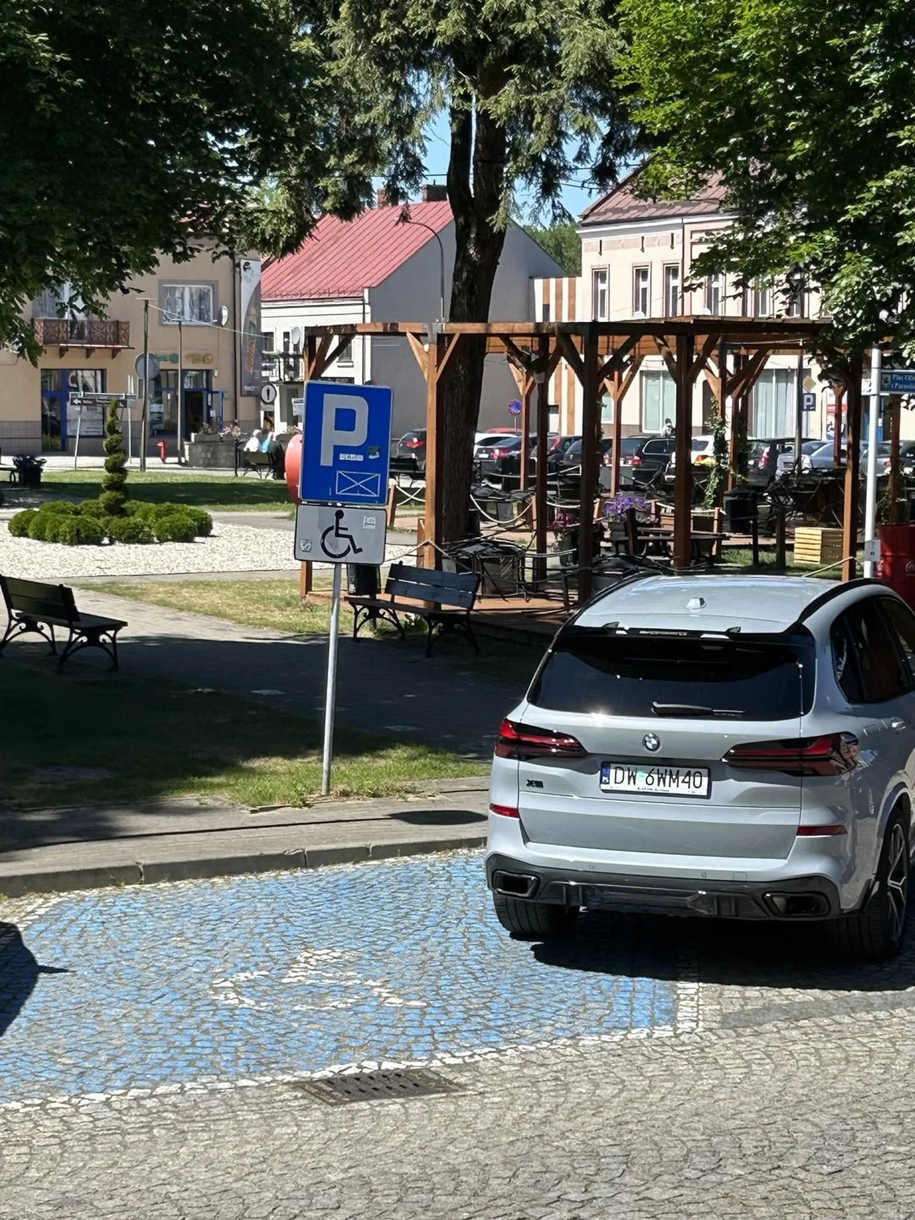 Parkuje gdzie popadnie, nawet na miejscach dla inwalidów, w poprzek…