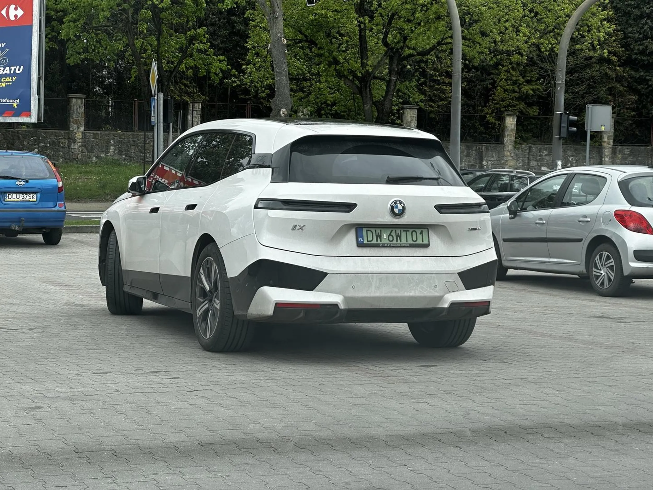 Po co mi mózg, a innym 3 wolne miejsca do parkowania, skoro mam elektrycznego SUVa i mogę zająć 4 miejsca