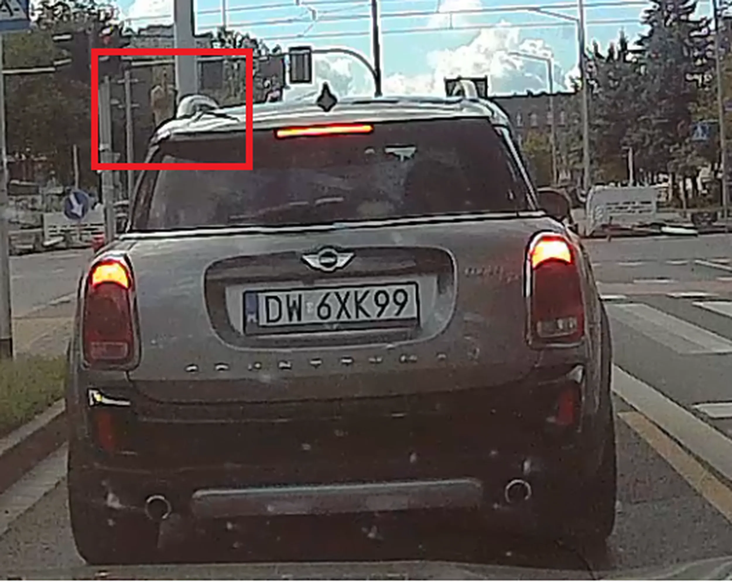 totalny pajac, który nie wiadomo dlaczego złośliwie hamuje a potem w ogóle próbuje mnie staranować cofając tuż na światłach. zgłaszam na policję