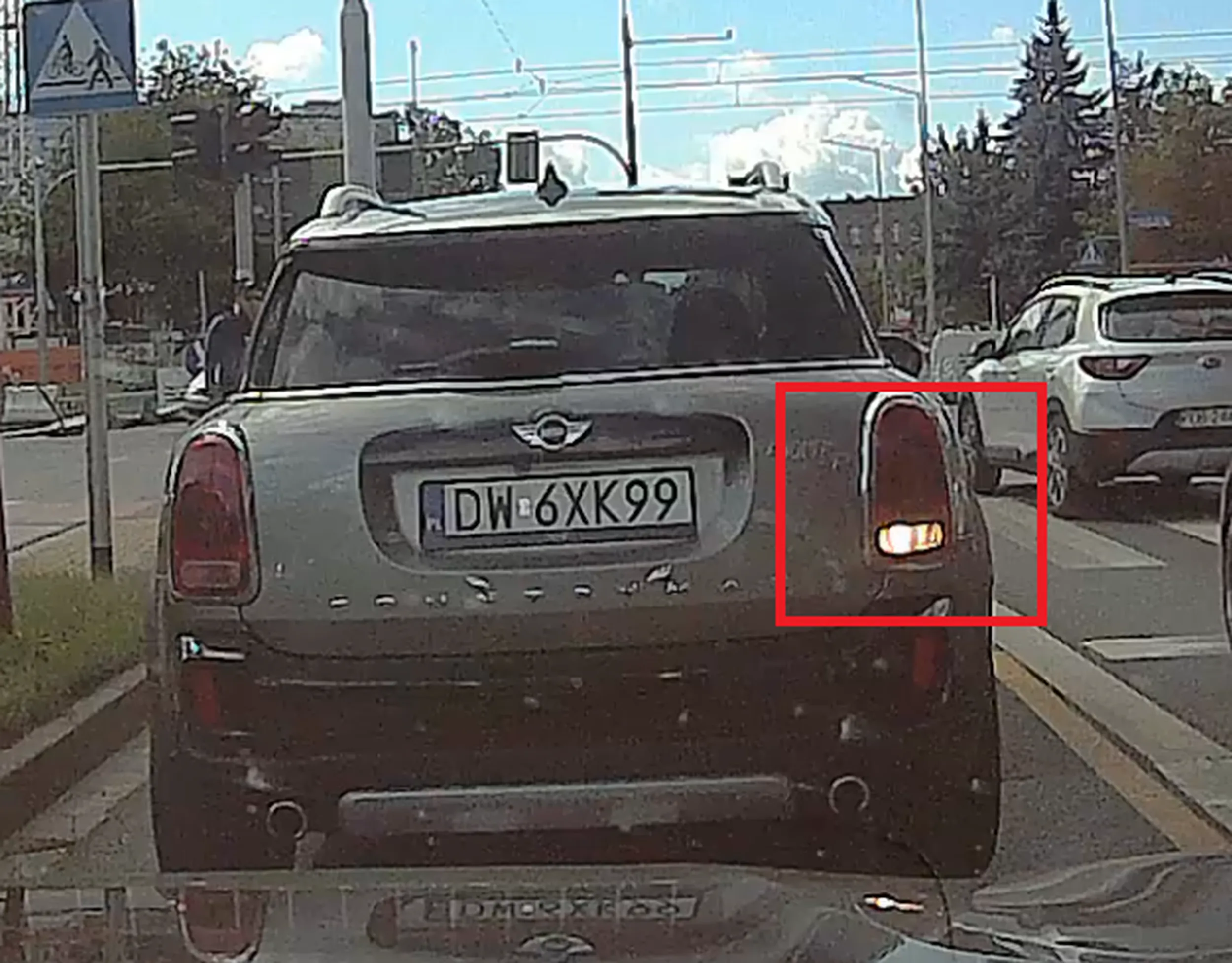 totalny pajac, który nie wiadomo dlaczego złośliwie hamuje a potem w ogóle próbuje mnie staranować cofając tuż na światłach. zgłaszam na policję