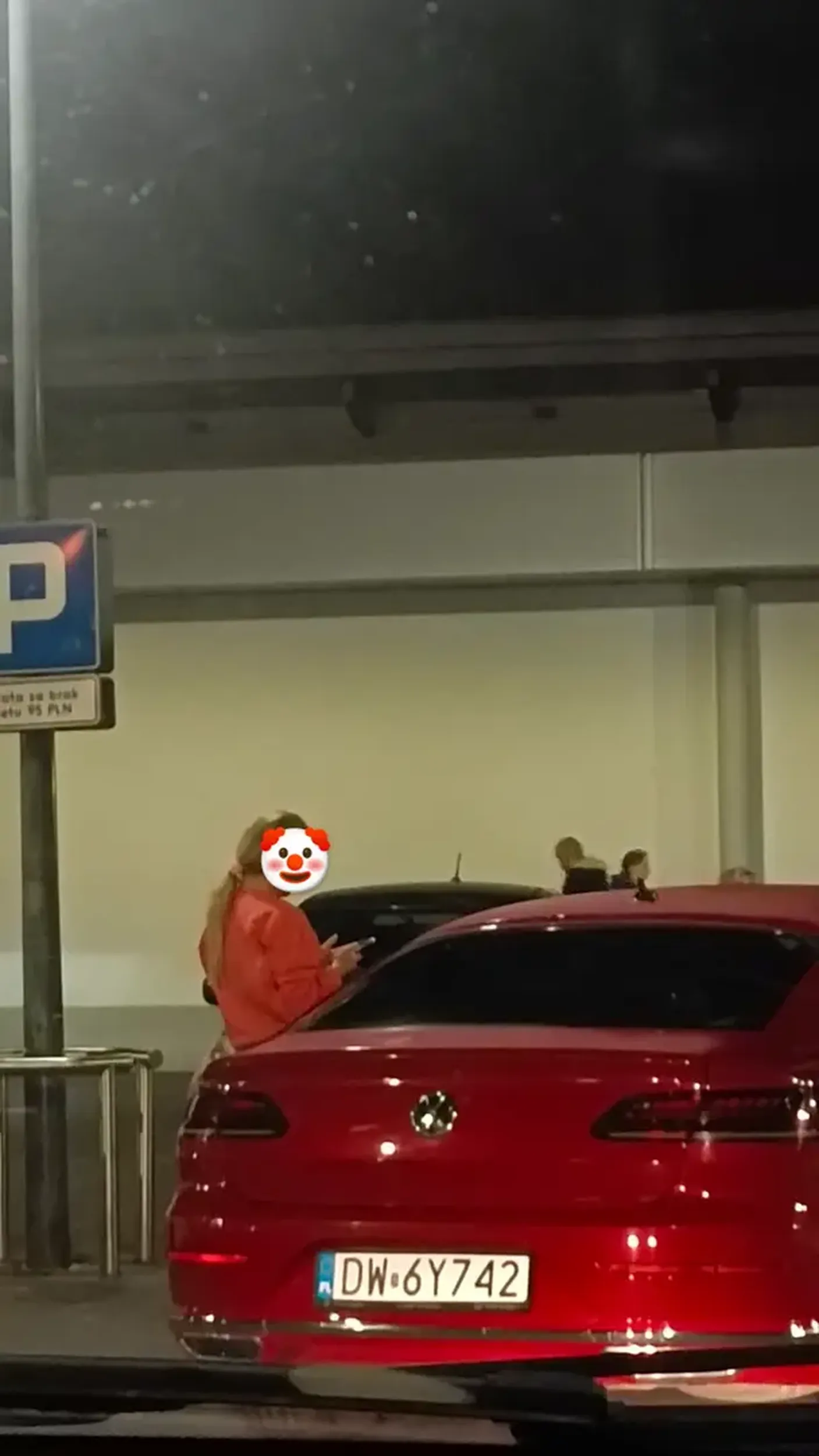 Pani umie parkować tak, żeby zająć dwa miejsca i kawałek ulicy jednocześnie ????