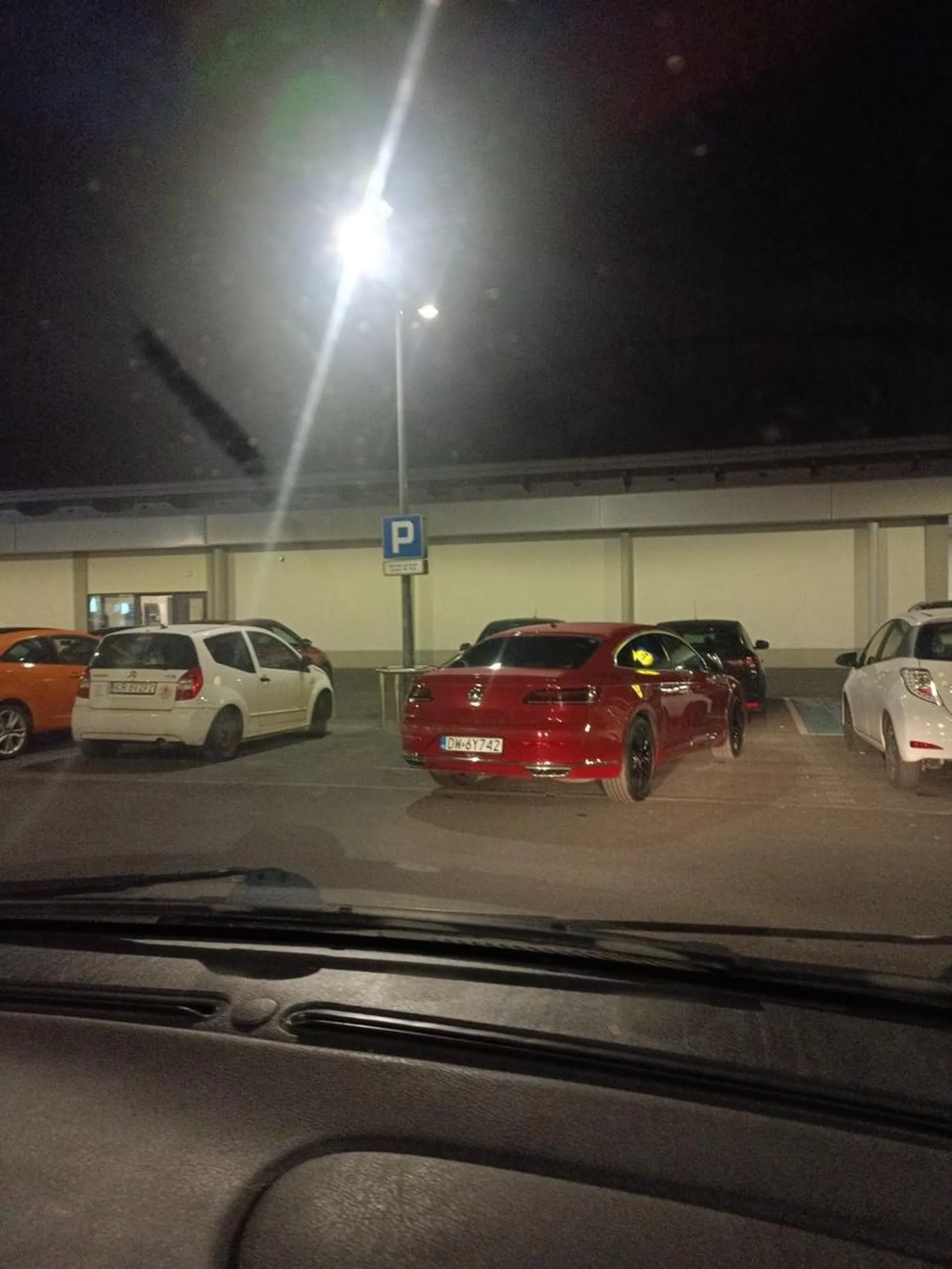 Pani umie parkować tak, żeby zająć dwa miejsca i kawałek ulicy jednocześnie ????