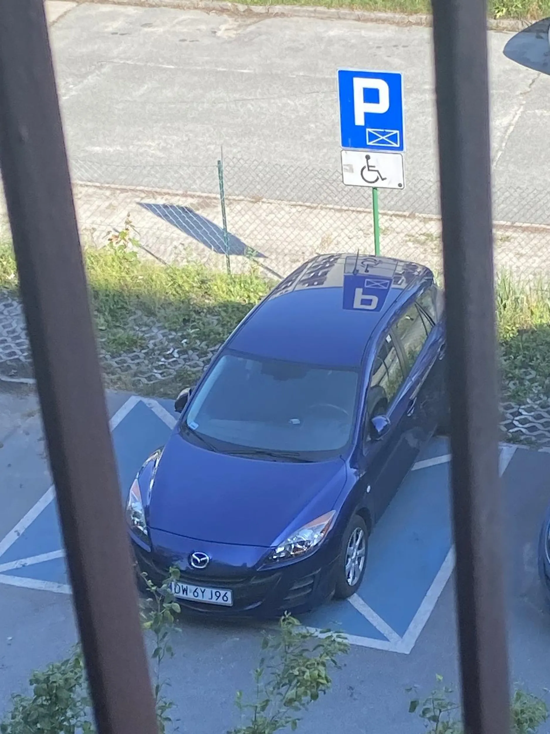 Młoda dziewczyna parkuje na kopercie mimo że nie ma karty zezwalającej