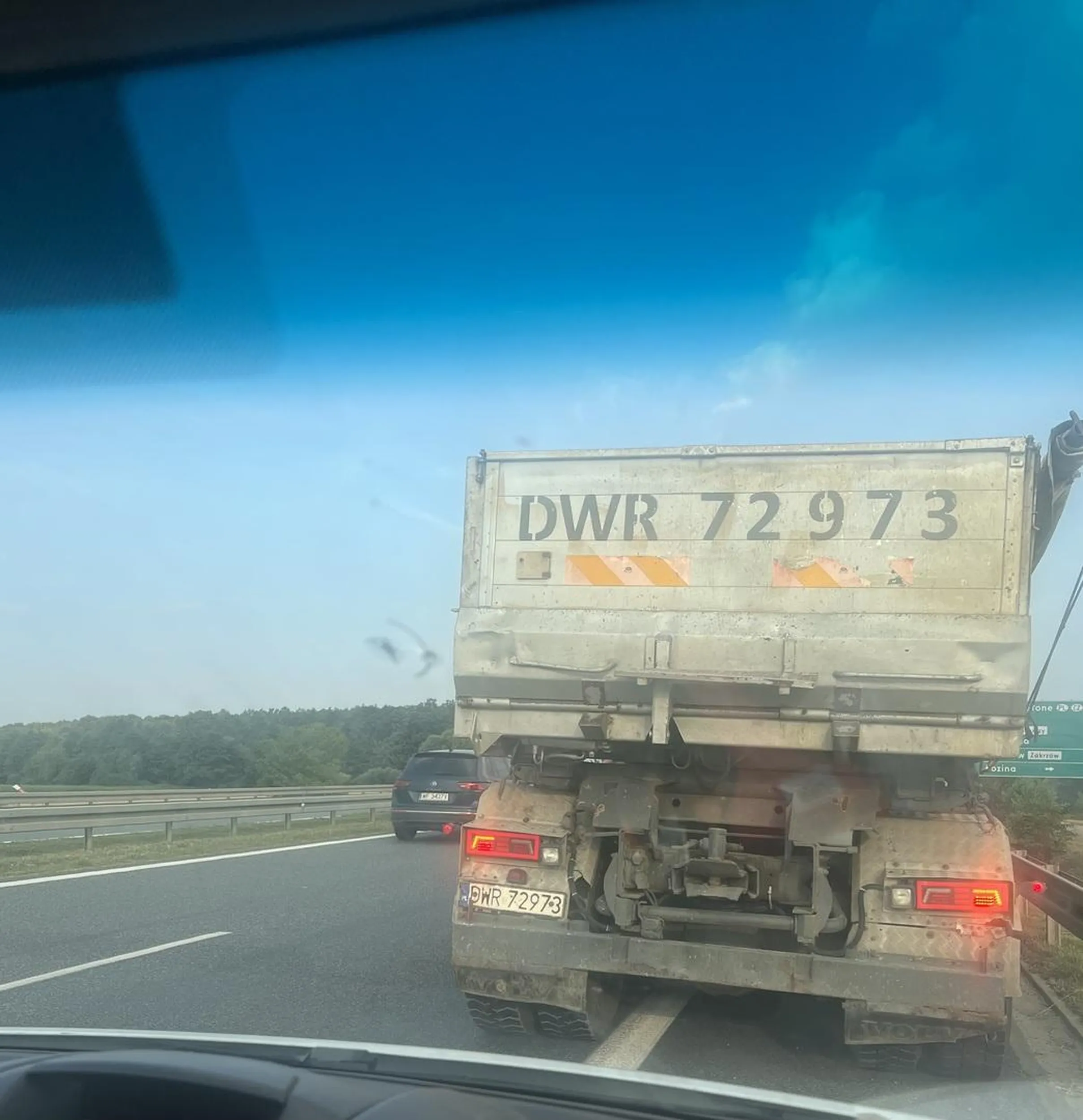 Uwaga bo jeździ z niezabezpieczonym gruzem, spadają z niego kamienie, rozwalił mi szybę i ani on ani firma nie poczuwa się do odpowiedzialności, na szczęście mam nagrania i świadka