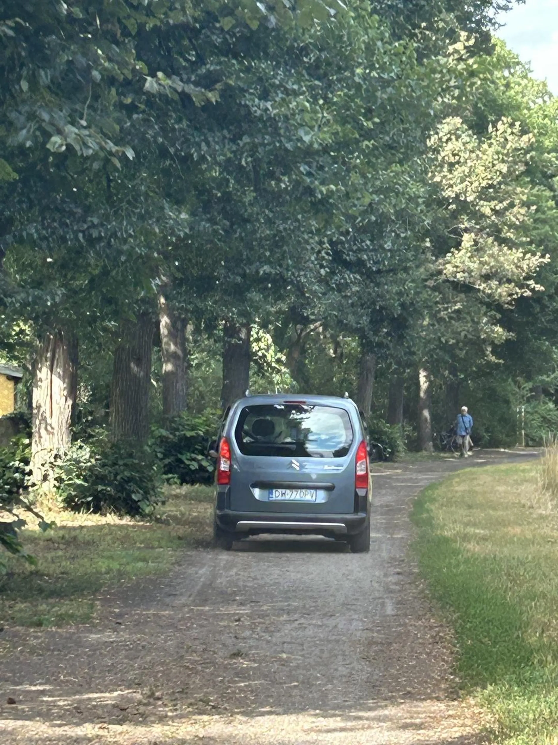 Kierowca jeździ po terenach działkowych