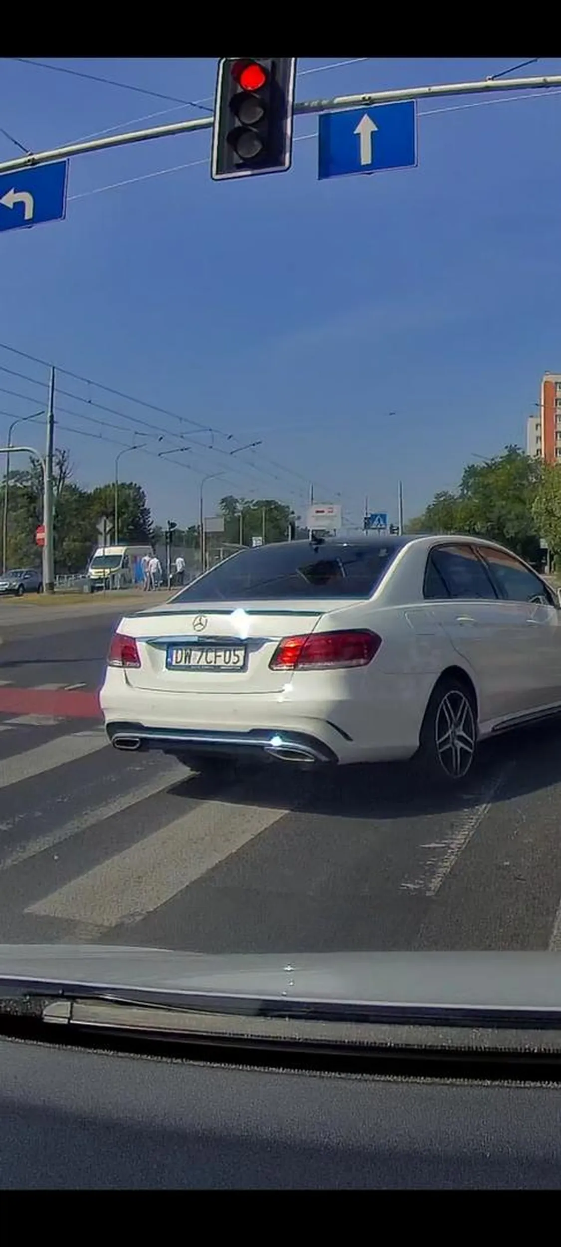 Pan jechał za mną prawym pasem, sygnalizowałem zamiarem skrętu w prawo, po czym gdy ja hamowałem przed żółtym on zmienił pas na lewy i zrobił co na filmie. To już nie było późne żółte. Sytuacja miała miejsce w dniu i godzinie jak na filmie, skręt z ulicy Hallera we Wrocławiu w ul. Mielecką.