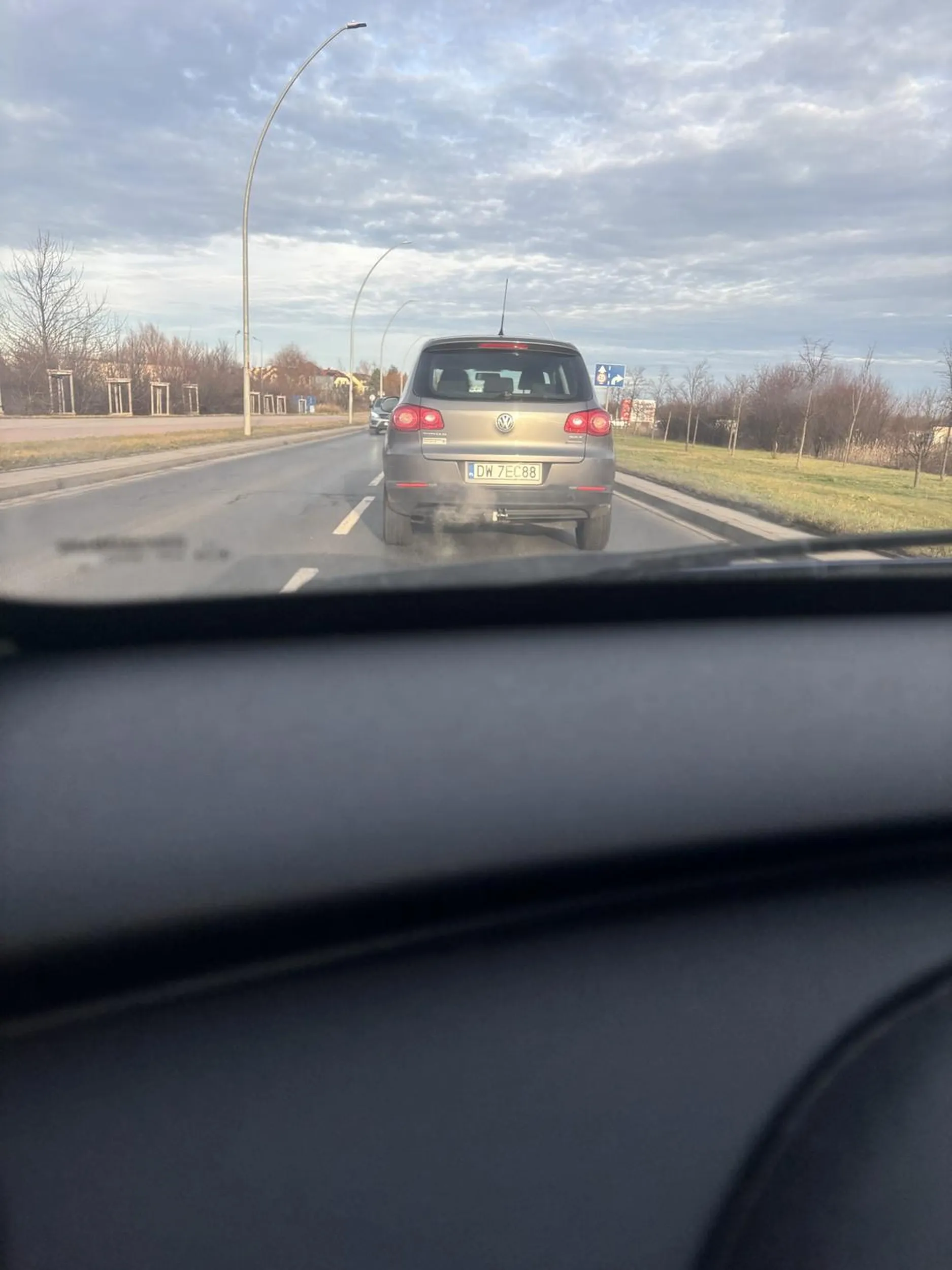 Nie patrzy w lusterka wjeżdża na pas obok …