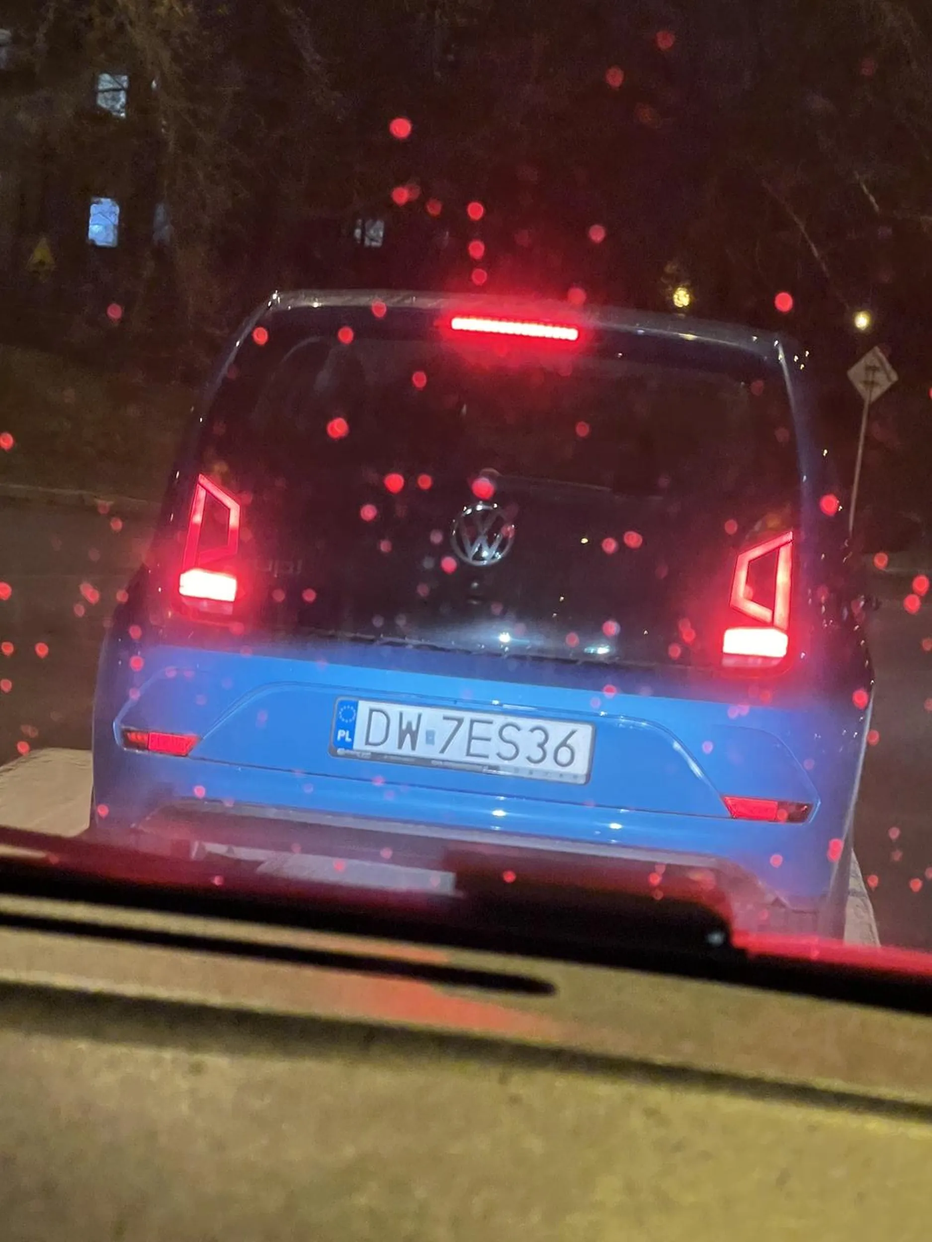 Wyprzedza kierowców i nagle automatycznie przed nimi hamuje. ( Ktoś chyba próbuje wyłudzić odszkodowanie )