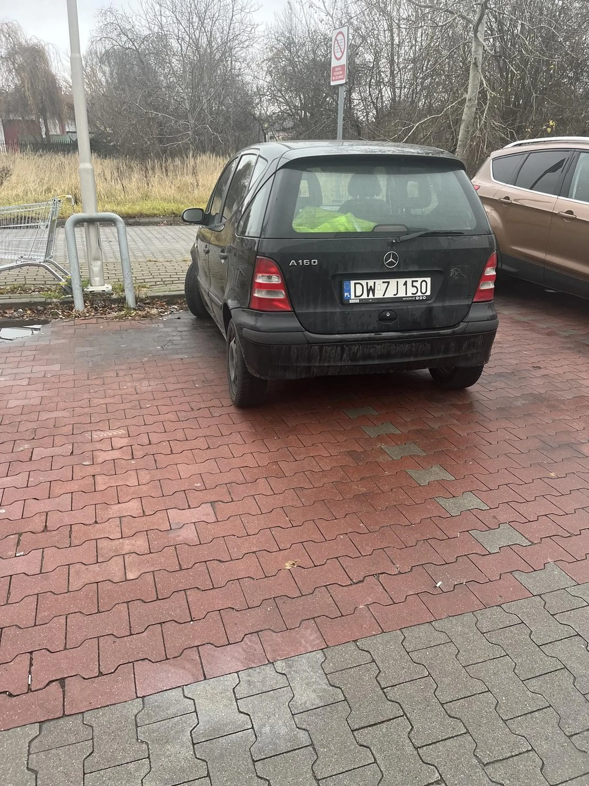 Cały parking zajęty a ty takim małym autem musisz stać na dwóch miejscach, gdybym miał naklejkę to byś skrobał z szyby