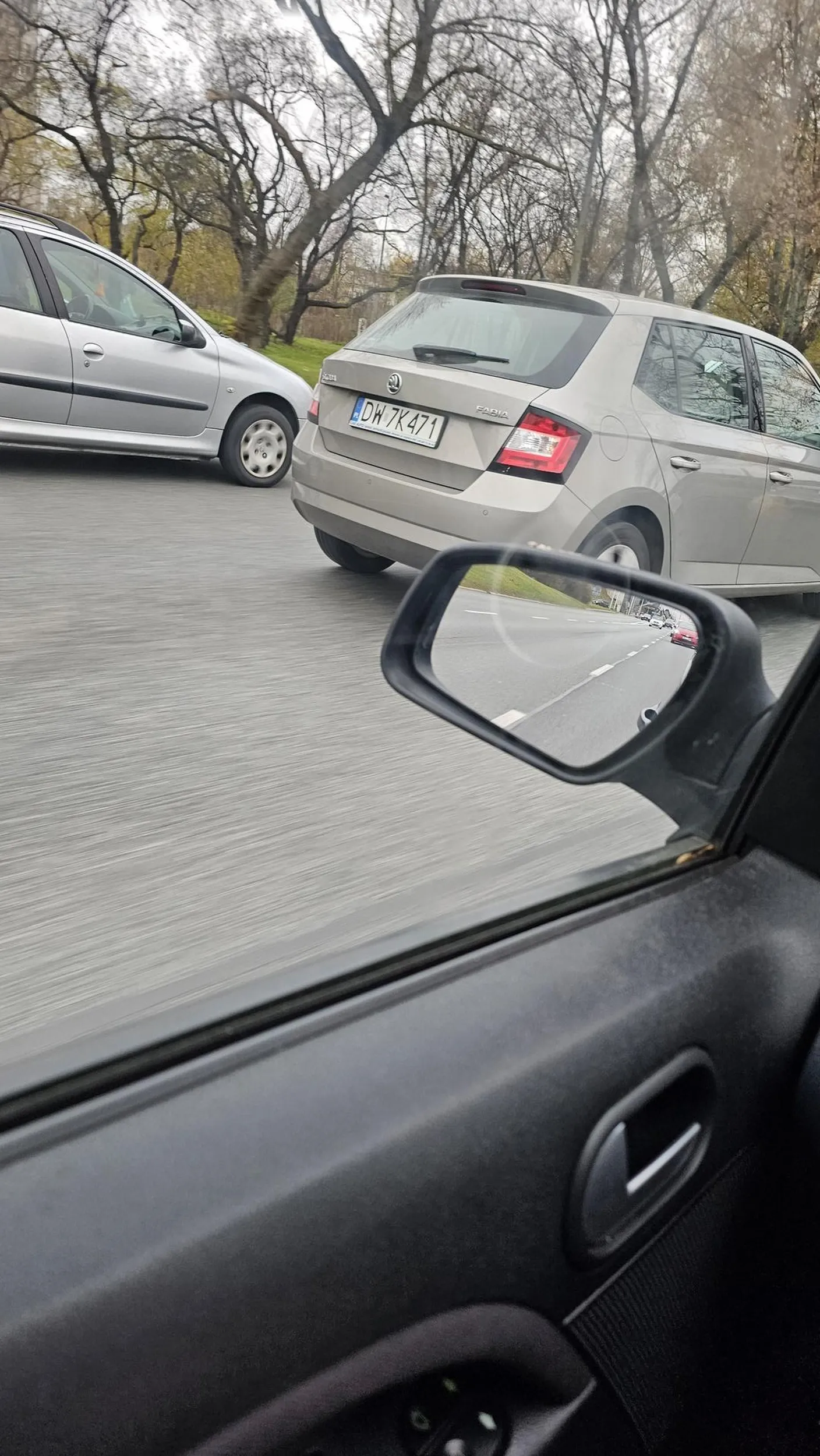 Uwaga na Panią w tym że bolidzie firmy skoda... próbuje wymuszać ubezpieczenie hamując na pustej drodze by ktoś kto się zagapi w nią wjechał. Naszczecie tym razem jej się nie udało, ale tyle jadu co wypluć jej się udało w moja stronę... bo również pokazałam jej międzynarodowy znak pokoju.