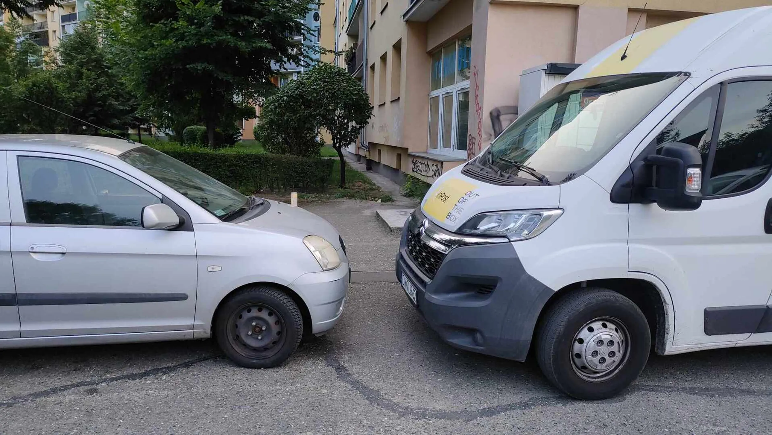 Naucz się przygłupie z inpostu parkować, bo ludzie nie mogą przez ciebie wyjechać
