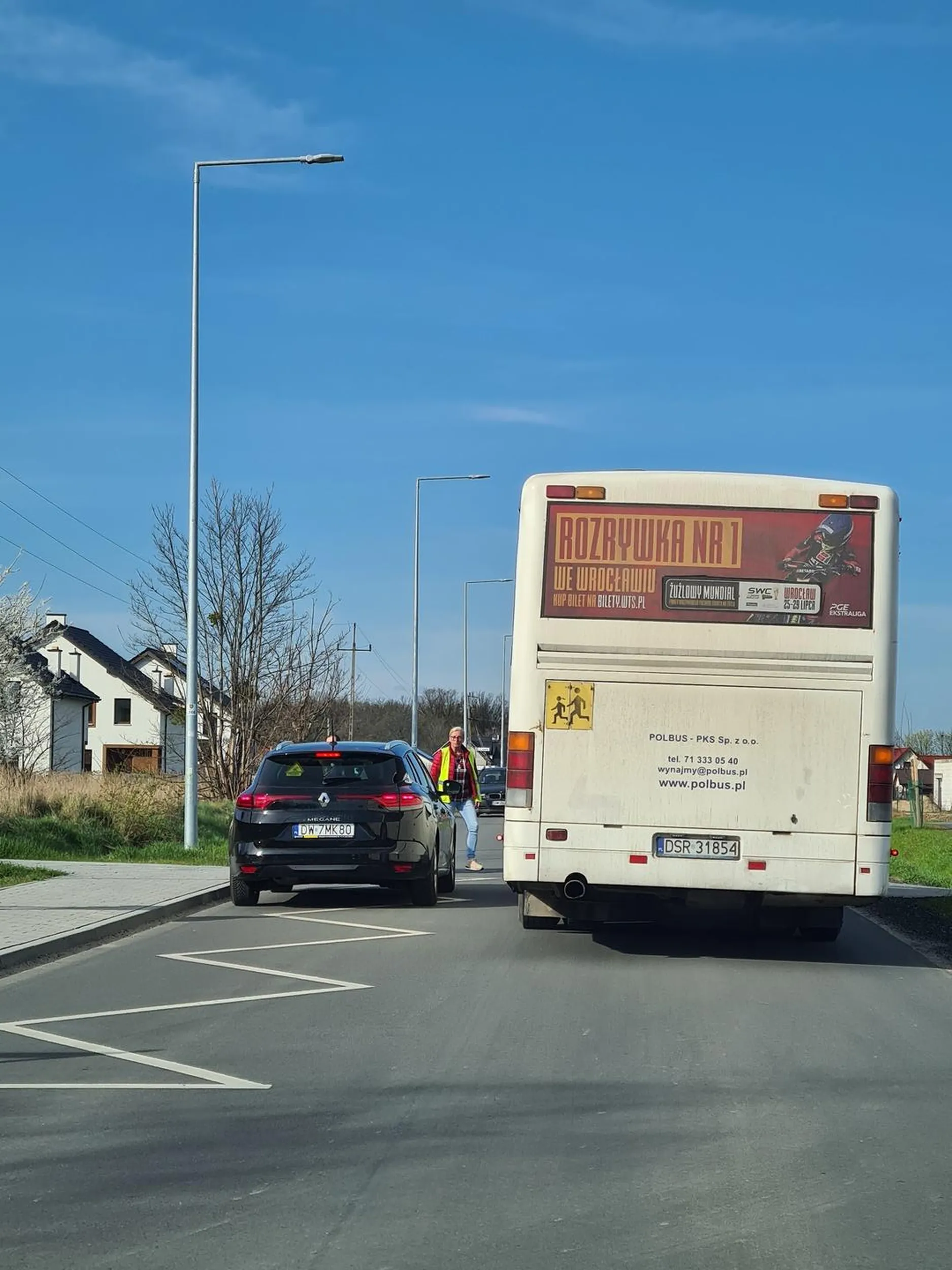 Narwaniec bez wyobraźni chciał wyprzedzać autobus szkolny,  z którego wychodzily dzieci. Całe szczęście, że są pracownicy szkoły pilnujący wysiadające dzieci.