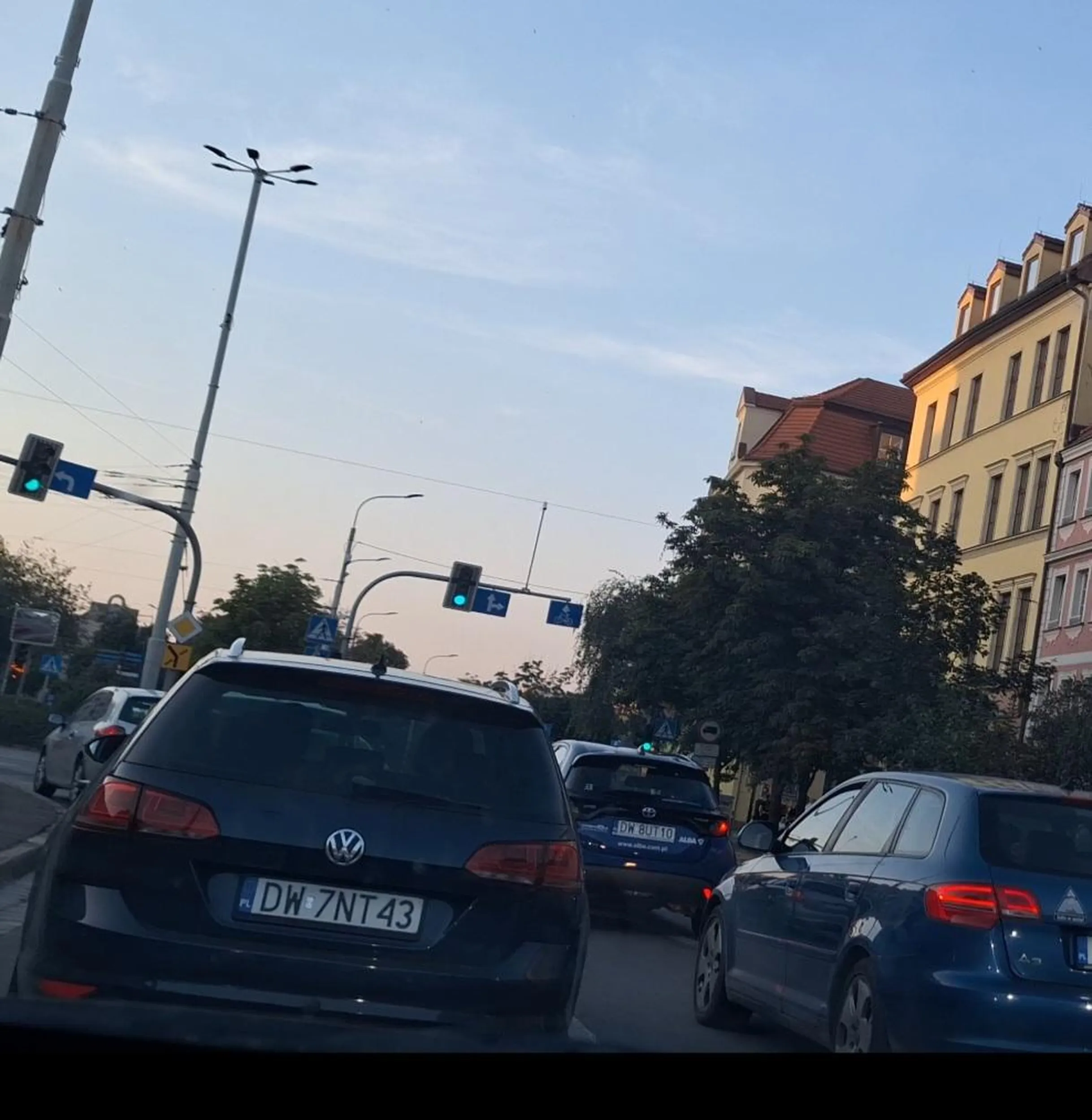 Typ jedzie bez świateł po centrum Wrocławia i zmienia pasy (wyprzedzając) w tym m.in w tunelu na Dominikńskim z taką prędkością i bez zachowania odstępów, tak ryzykownie, że ledo wyrabia. Zabrakło kilku centymetrów a wjechałby w conajmniej jedno poprawnie jadące auto tuż przede mną i to w tunelu! Oczywiście zero kierunowskazów, nie wspominając o przejeżdżaniu po liniach ciągłych. Myślicie, że wiezie umierającego do szpitala? A nie, później se stoi na luzaku i gadka z kolegą na światłach, zero pośpiechu. Jakiś problem z hormonami? Używkami? Czy po prostu niezrównoważony szaleniec?