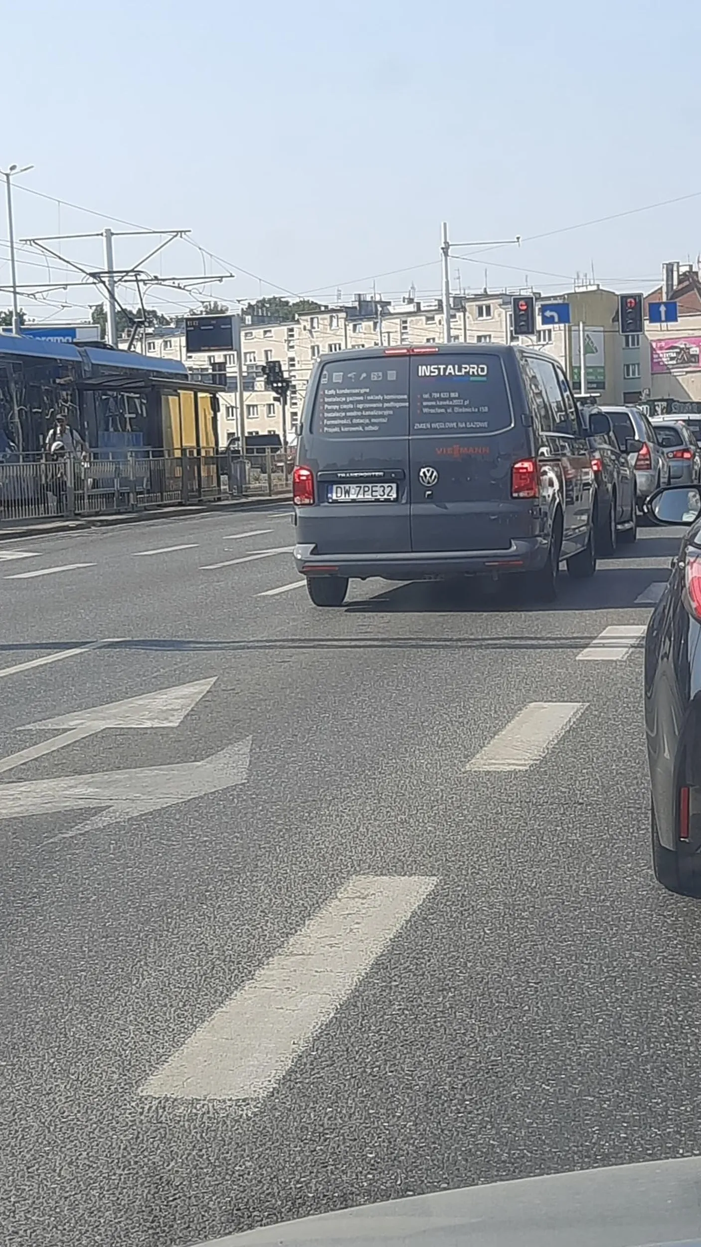 Jak wy macie kierowców takich jak instalatorów to ja podziękuję.  Przecież kierowca nie potrafi jeździć. Stwarza zagrożenie. Siedzi na zderzaku. Wyprzedza na podwójnej. Wciska się między samochody. Nie polecam firmy  INSTALPRO