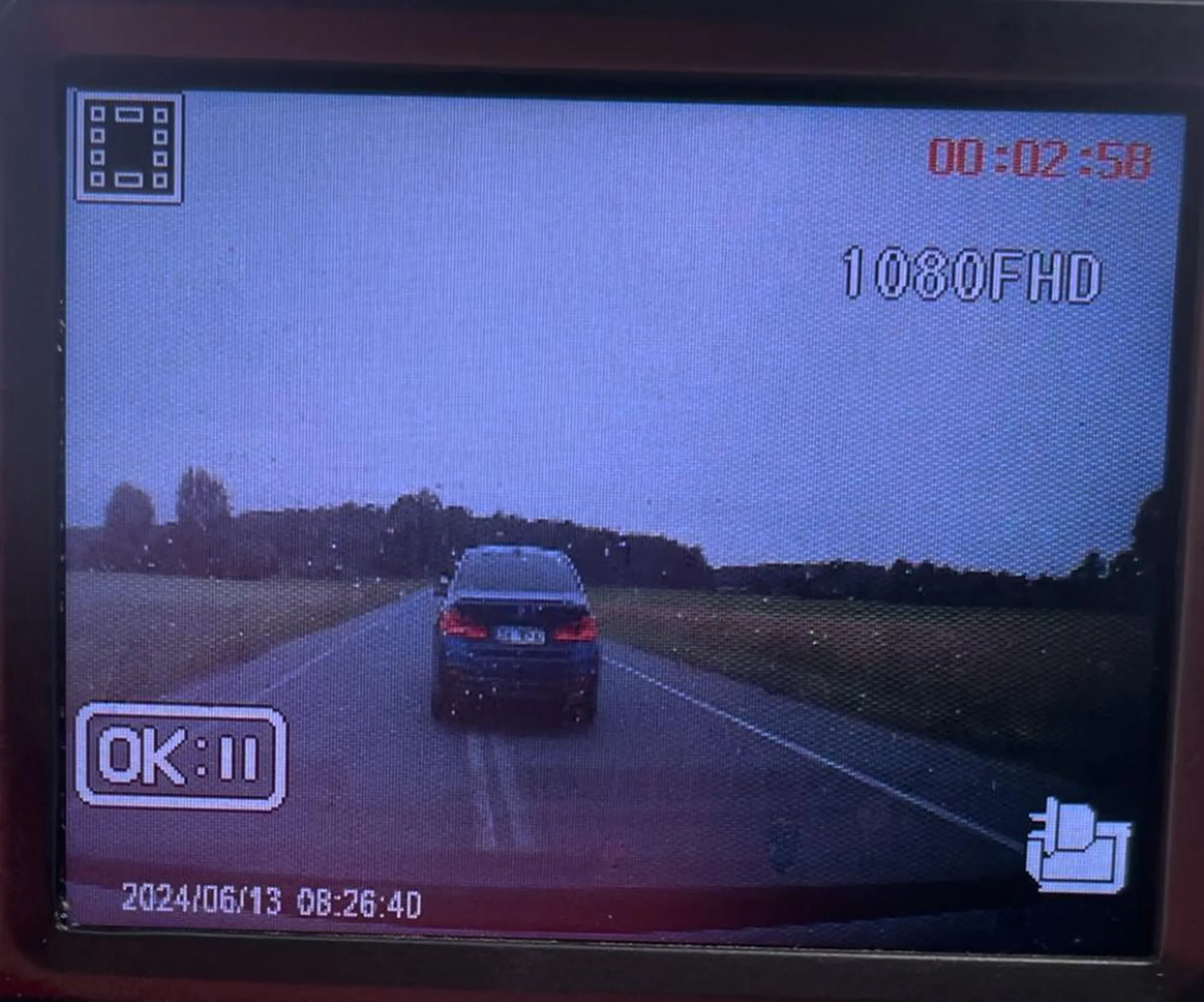 Uwaga na zdesperowanego imbecyla z BMW bez kierunkowskazów, niedość że wymusza nie patrzy w lusterka jedzie z telefonem w ręce  to w dodatku wyprzedza na podwójnej ciągłej i specjalnie hamuje by spowodować wypadek oraz wskakuje z auta drze się i wyzywa