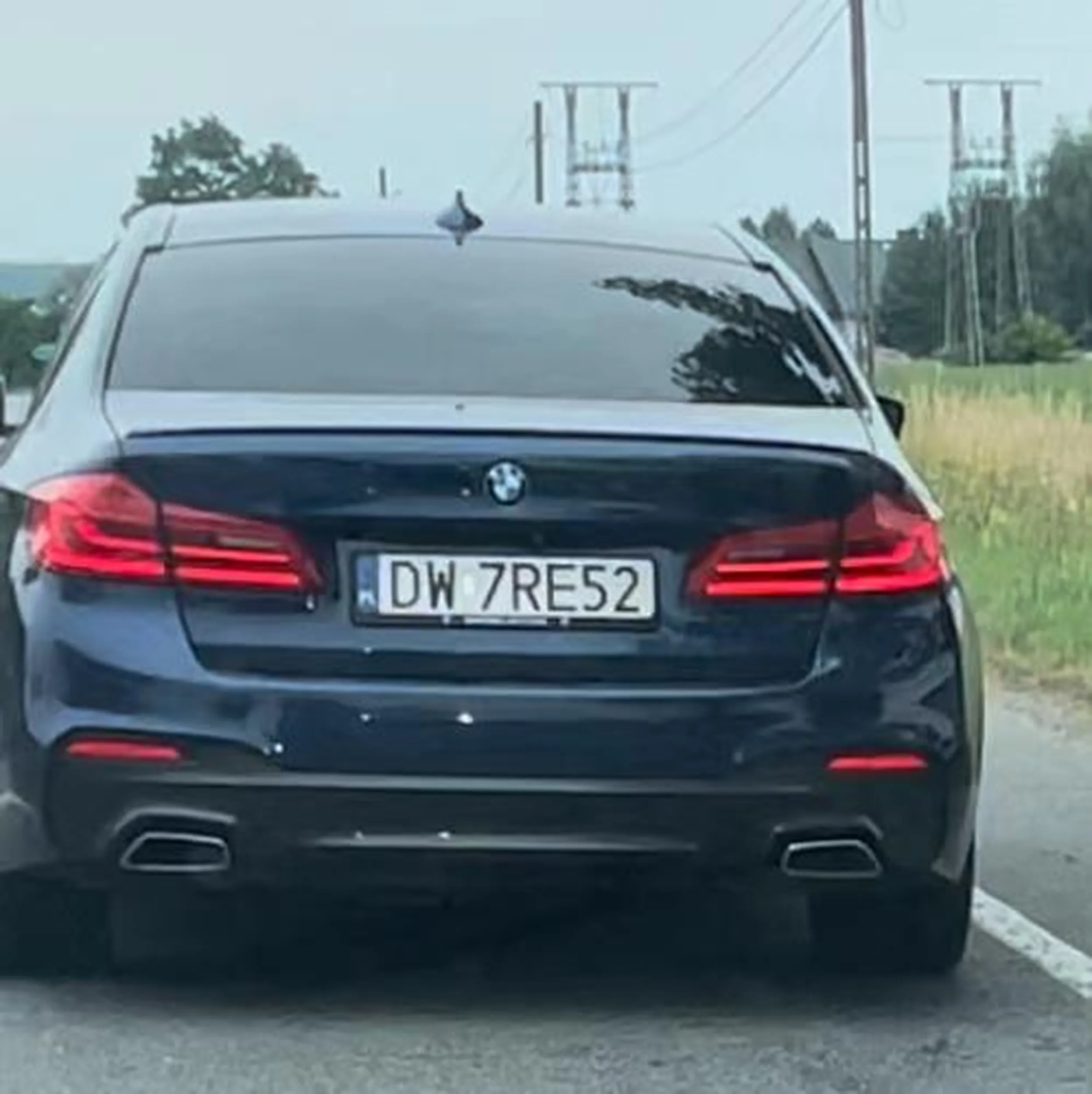 Uwaga na zdesperowanego imbecyla z BMW bez kierunkowskazów, niedość że wymusza nie patrzy w lusterka jedzie z telefonem w ręce  to w dodatku wyprzedza na podwójnej ciągłej i specjalnie hamuje by spowodować wypadek oraz wskakuje z auta drze się i wyzywa