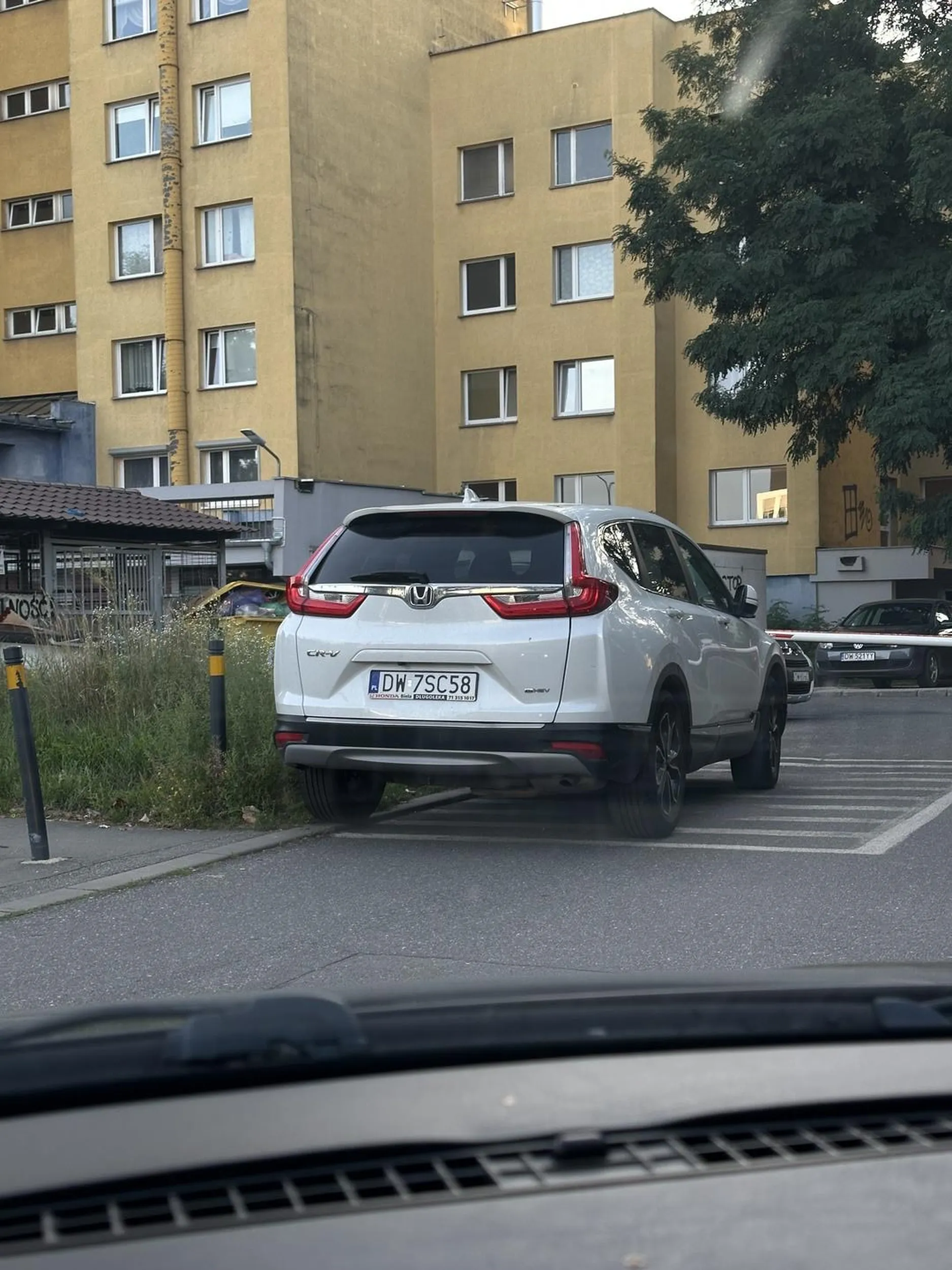 Kolejny kretyn stający na zakazie a obok parking Astry gdzie 1.5 godziny jest darmowe. Brawo