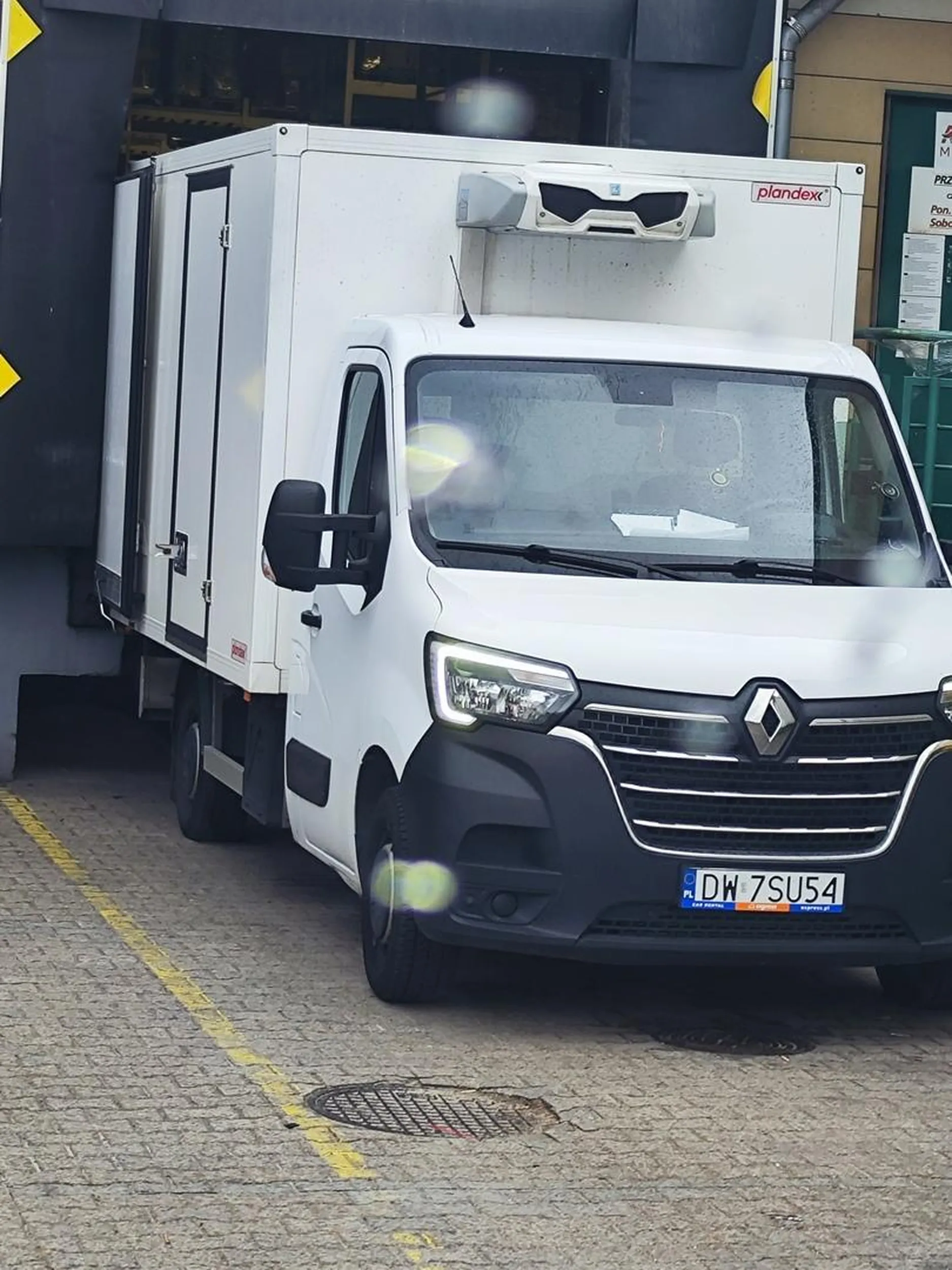 Uwaga dla tych pracujących w transporcie Panu bardzo się spieszy że trąbi na samochody które ss rozładowywane przez wózek widłowy Totalny zjeb i pies