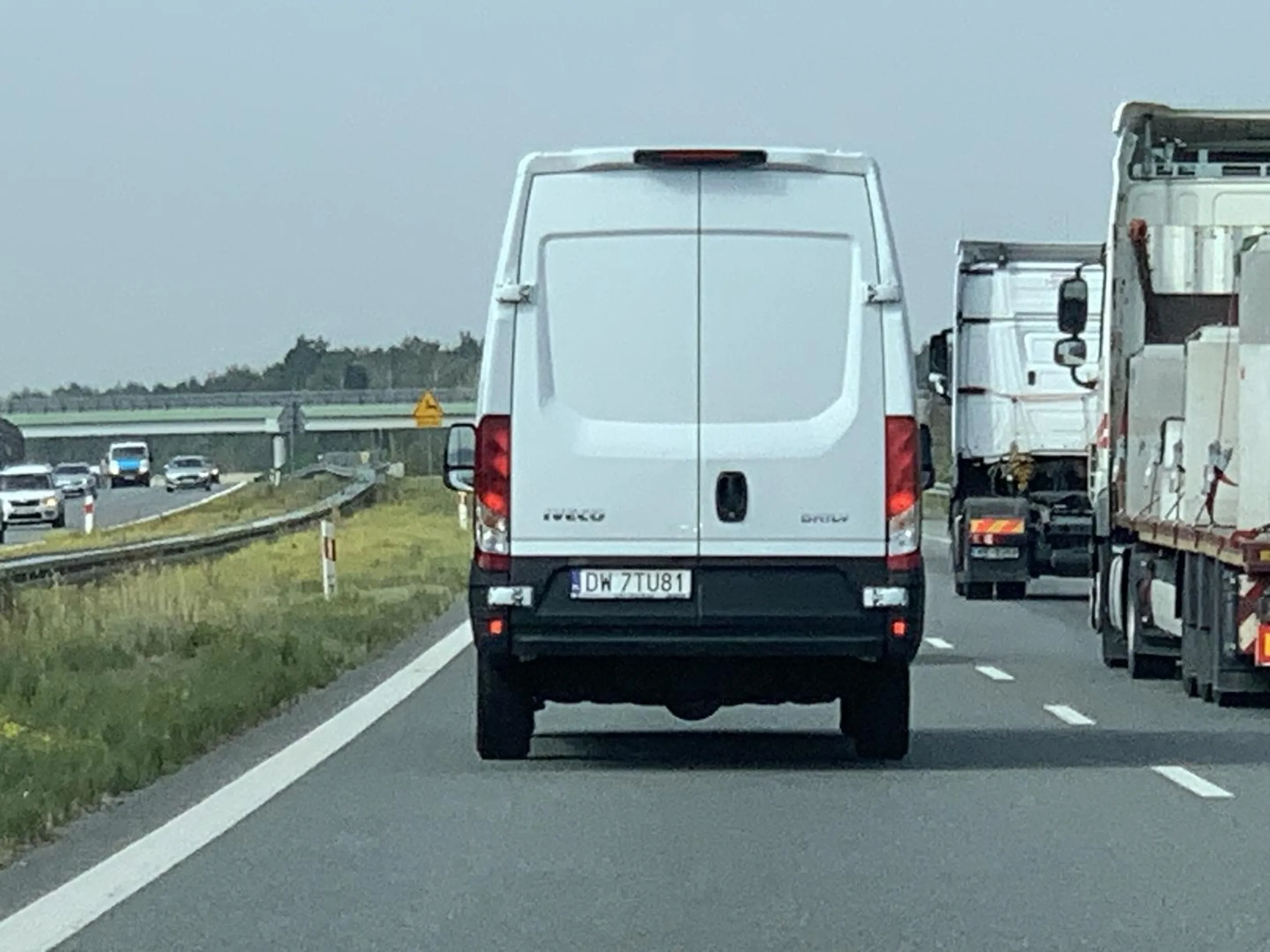 Psychiczny kierowca chciał mnie staranować na autostradzie. W lusterku widziałem jak robi coś dziwnego przy kroczu kolegi, być może to go zajęło na tyle, że nie patrzył na drogę.