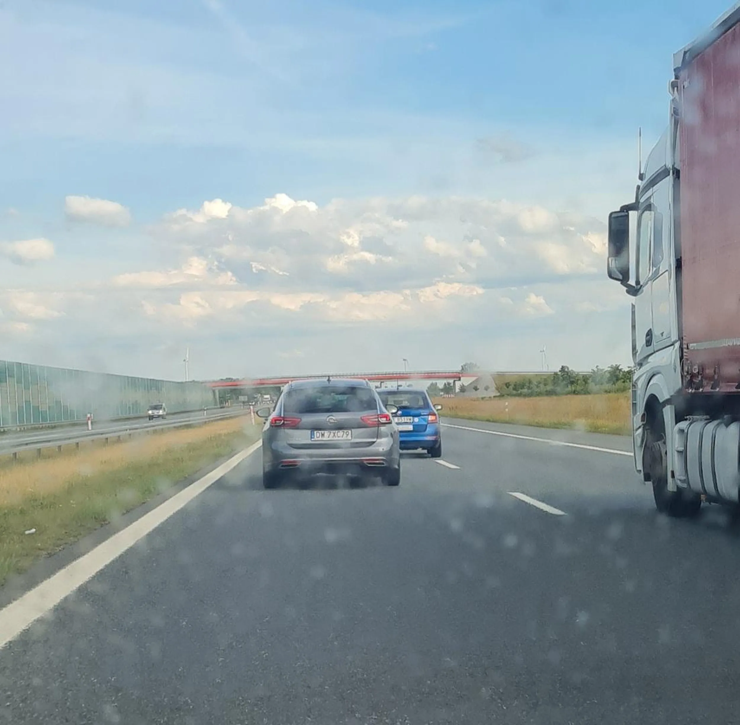 Agresor drogowy, prawie zabił człowieka z przewlekłą nerwicą. Siedzi król w śmiesznej insigni na tyłku, tak blisko, że nie widać nawet już jego świateł w lusterkach ciągle mruga długimi, a w dodatku zapala kierunkowskazy?? Oczywiście zjechać nie ma gdzie, bo wyprzedza się ciężarówkę. Gdzie miałem zjechać? Na nią? Żeby król mógł przejechać? Gdy tylko zbliżyłem się do drugiej ciężarówki ten niepoczytalny człowiek wyprzedził mnie na żyletę z prawej strony prawie kasując mi maskę i sobie błotnik... Sprawa z nagraniem została zgłoszona na policję.