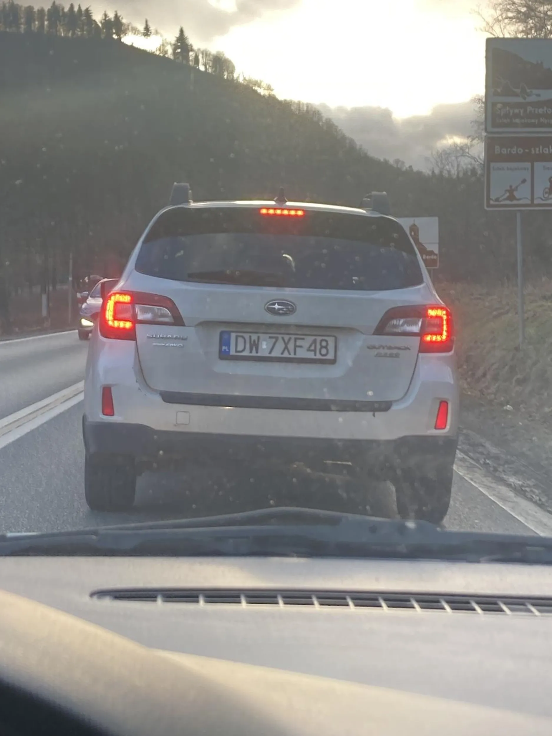 Kierowca białego subaru. Nie potrafi jezdzic, wymusza, chłopie kieruj sie na badania