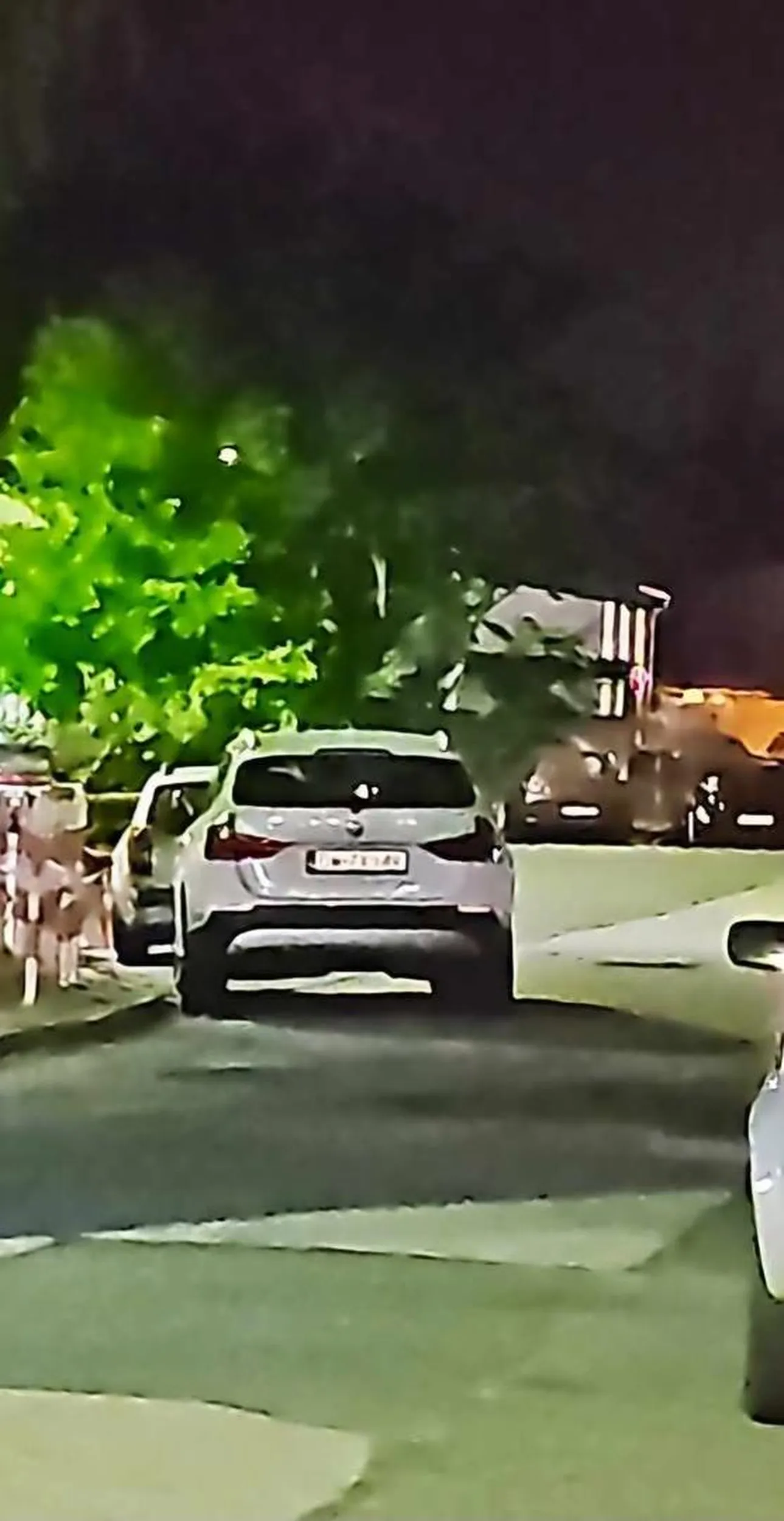 Białe BMW X1. Samochód blokuje dostawę do Kauflanda stojąc na zakręcie, na zakazie przy ul. Kamiennej. KRE TYN.