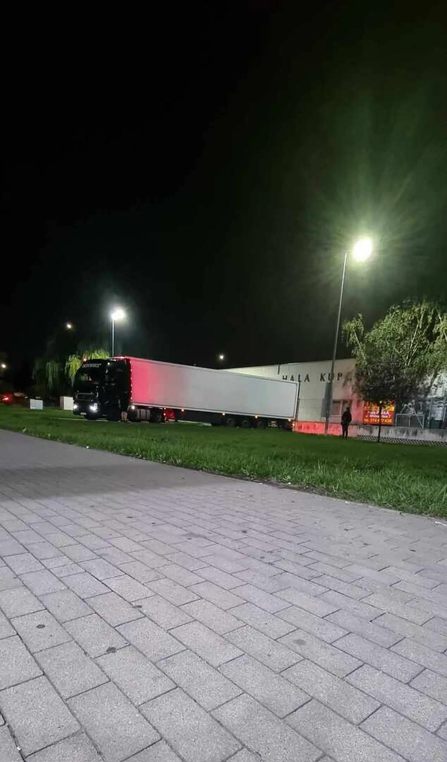 Białe BMW X1. Samochód blokuje dostawę do Kauflanda stojąc na zakręcie, na zakazie przy ul. Kamiennej. KRE TYN.