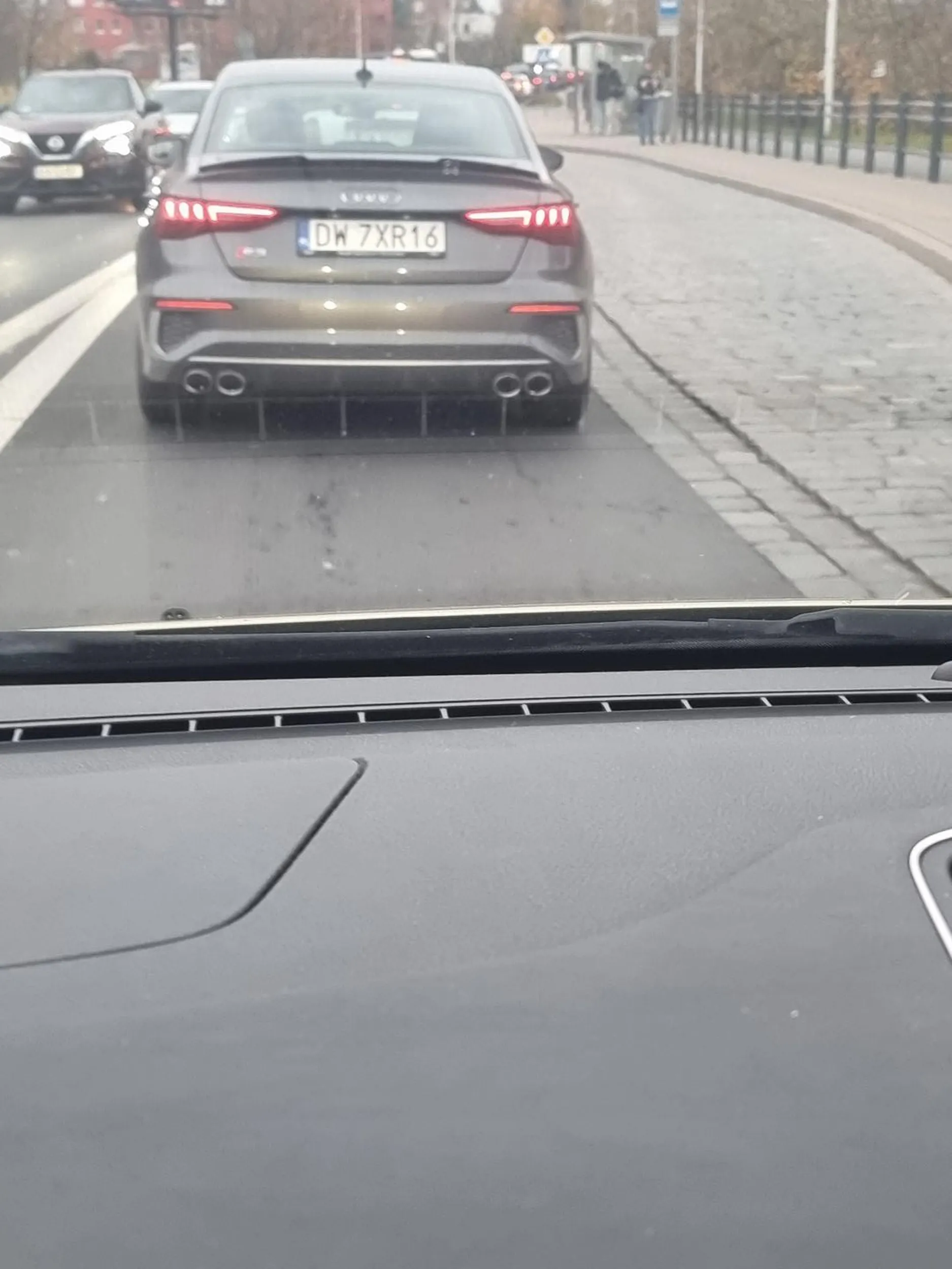 Uwaga na kierowcę audi srebno szare.Gosciowi mózg wyparował. Wyprzedzanie na trzeciego. brak kierunkowskazów.