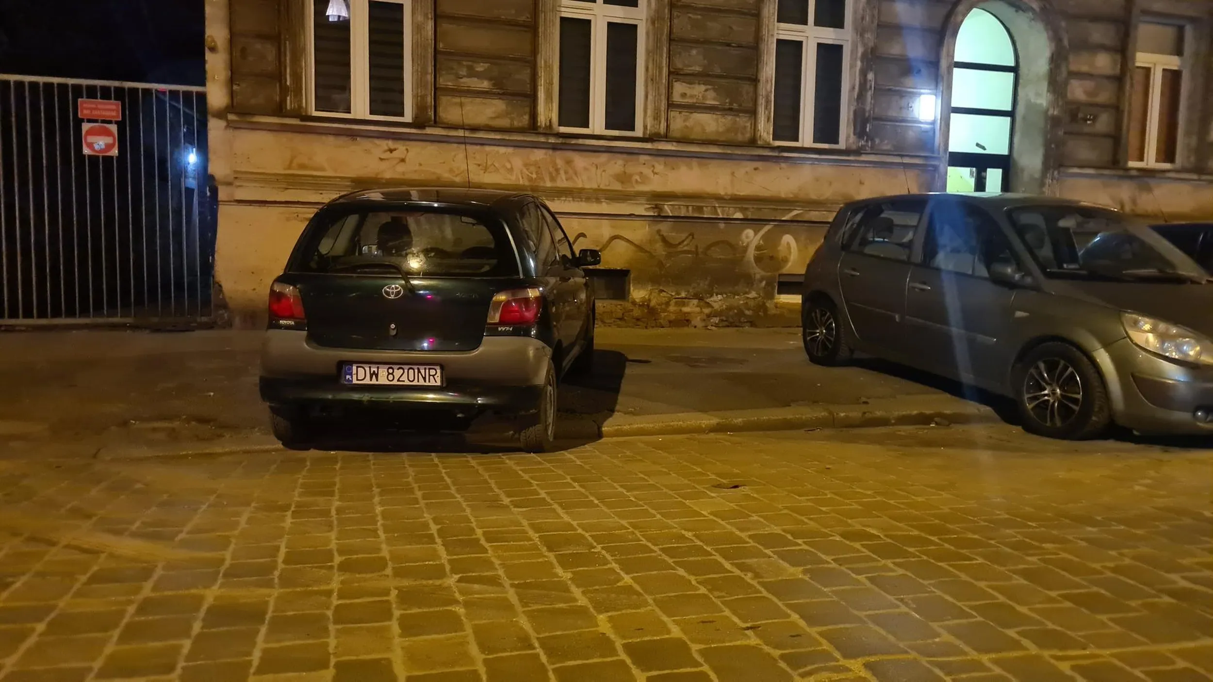 Cały parking pełny a ten parkuje sobie na ukos zajmując 2 miejsca...