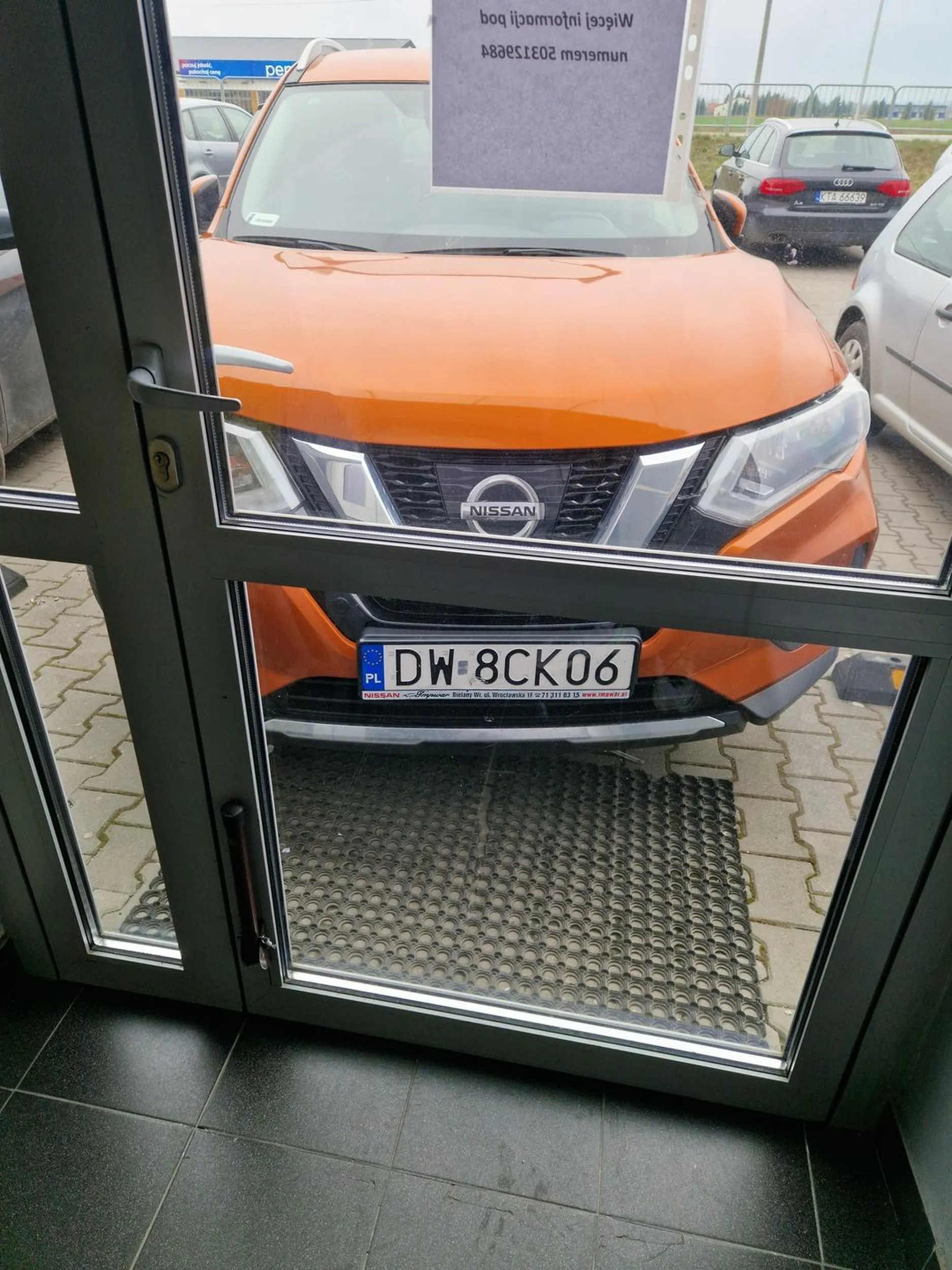 Gratuluje prawa jazdy, samochód zaparkowany 20cm od drzwi