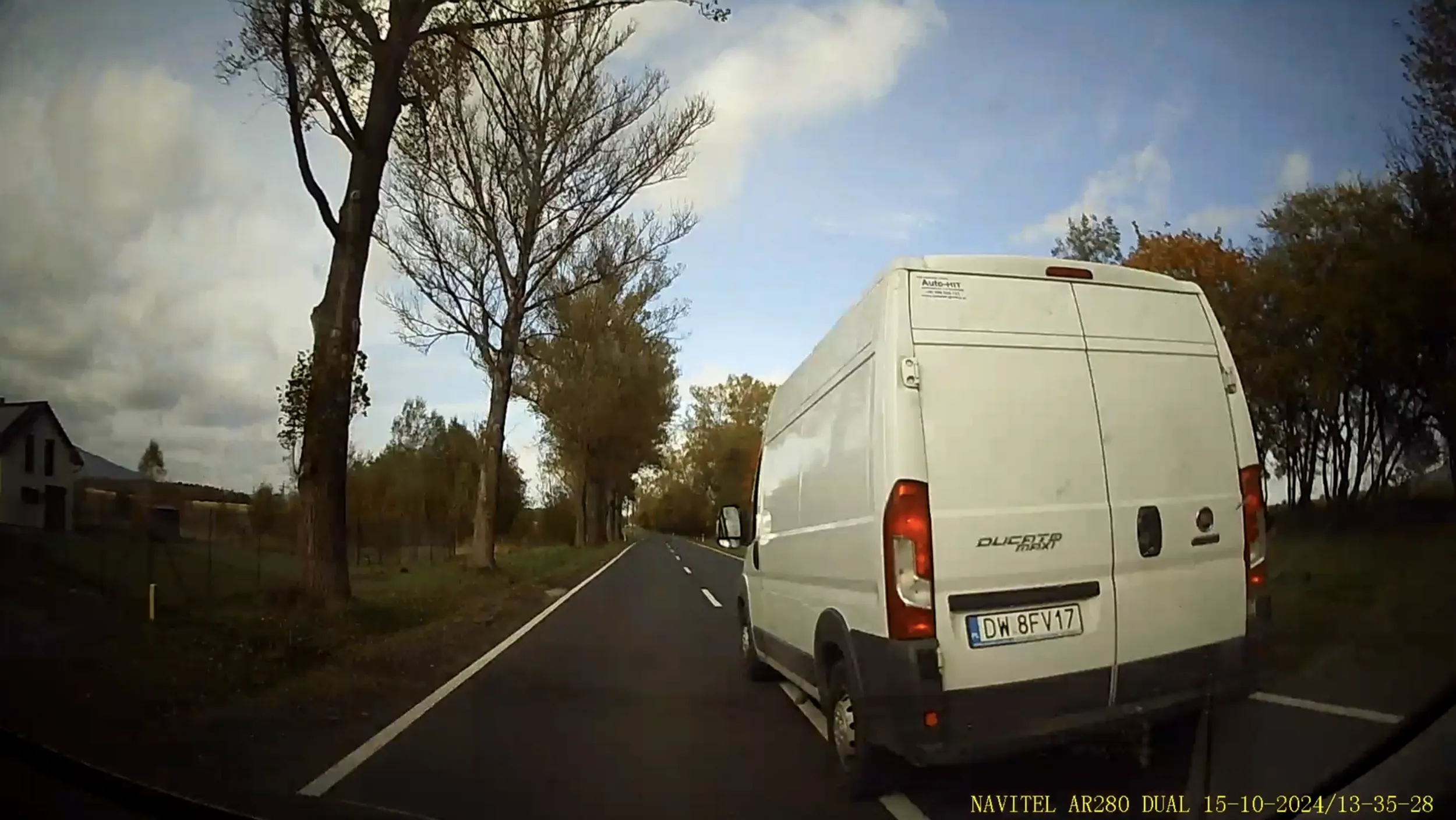 Kierowca zajeżdza drogę i powoduje niebiezpieczeństwo w ruchu drogowym