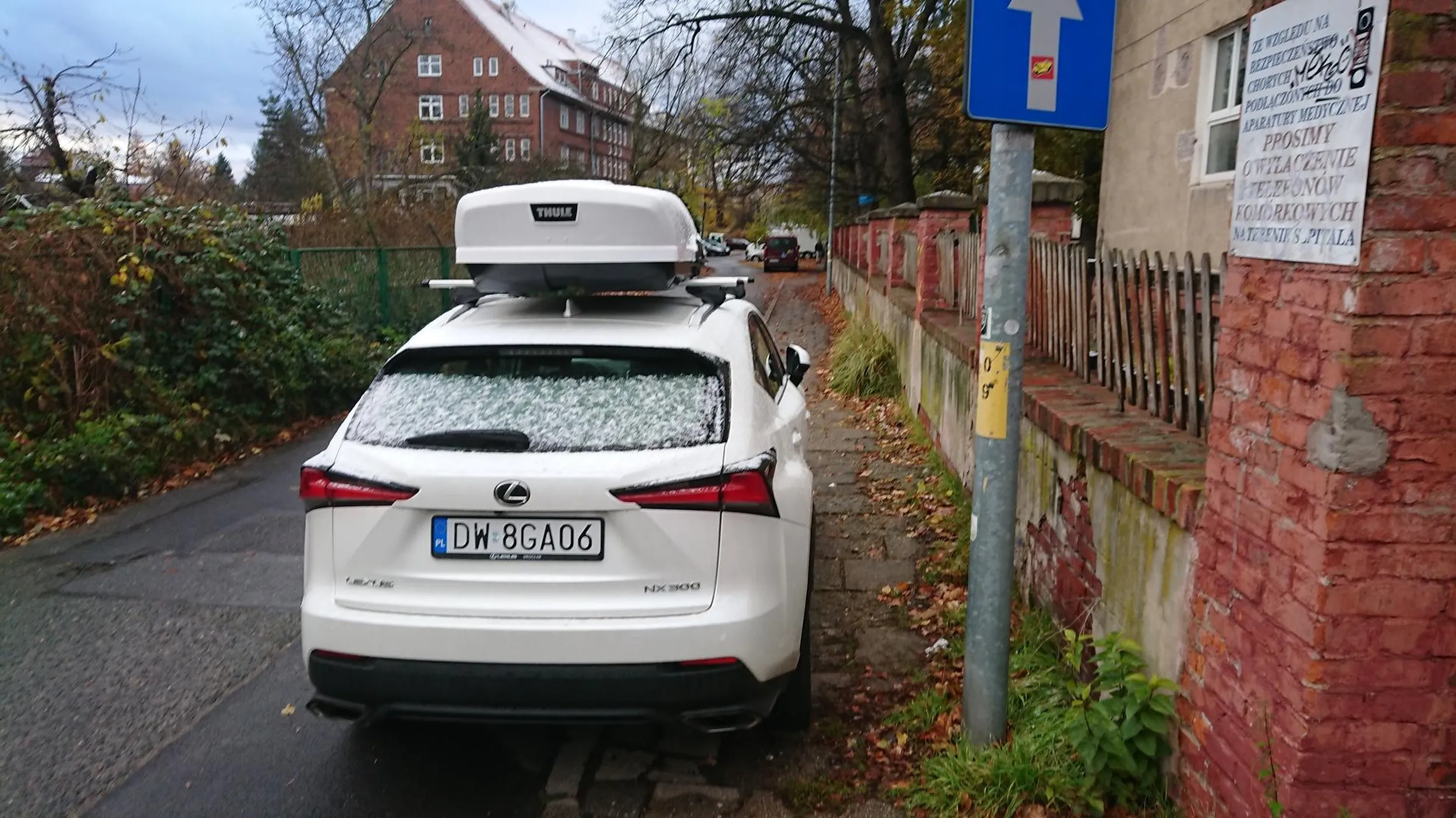 Najlepiej zaparkować tak, by żaden pieszy nie przeszedł, prawda?