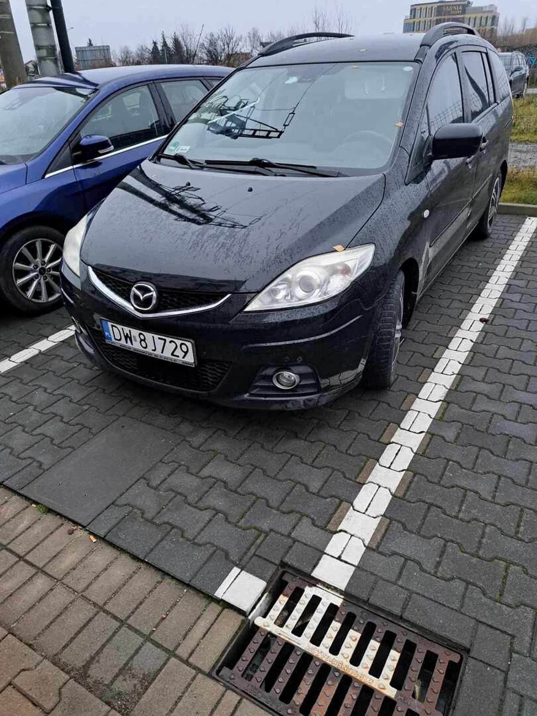 Kierowca parkuje na oznaczonym, prywatnym miejscu na zamkniętym osiedlu. Nie zostawia żadnego kontaktu do siebie.