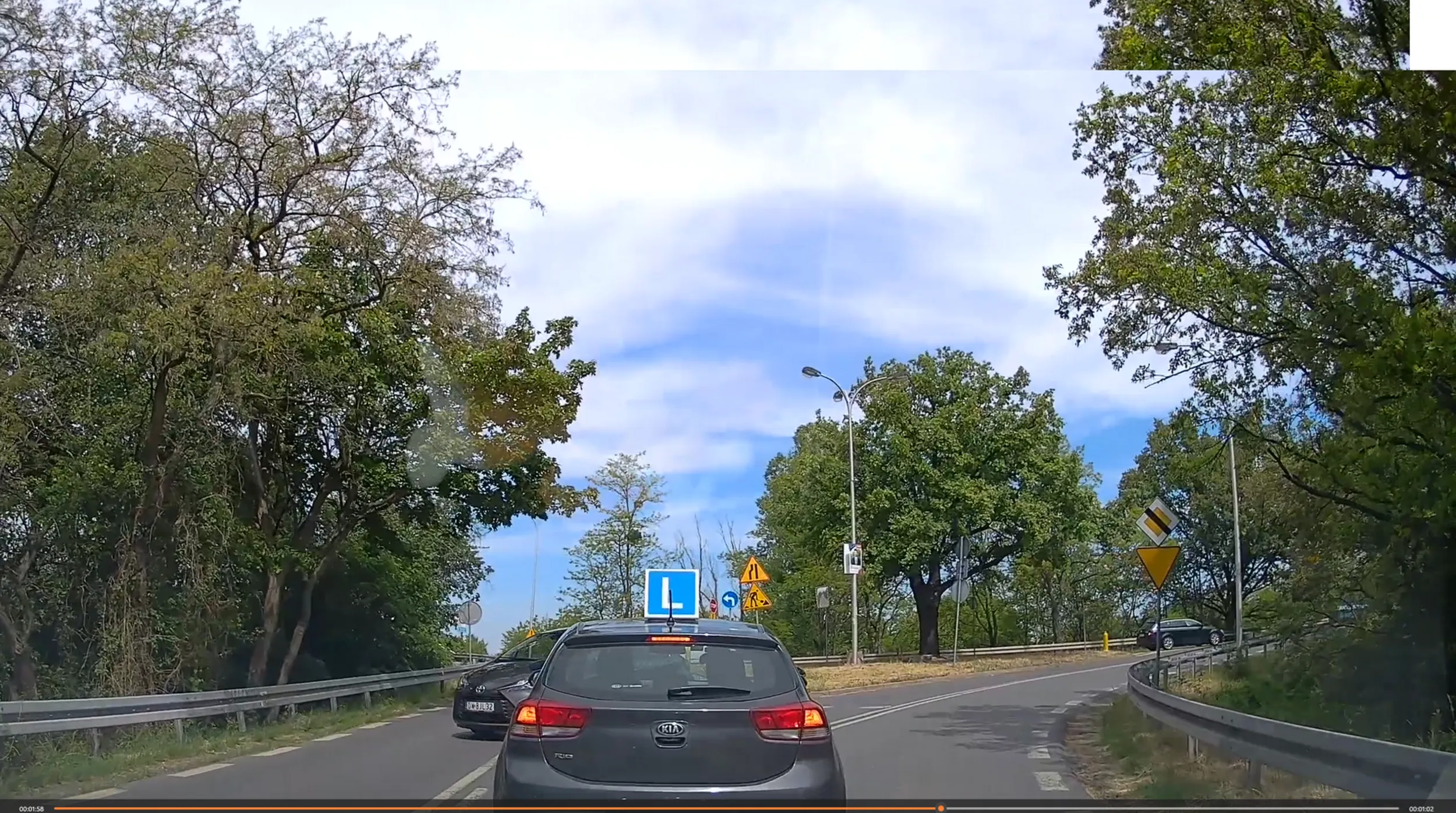 Naucz się dziadzie jeździć, zapoznaj się znakami, a nie wyjeżdżasz jak władca. (Toyota Yaris)