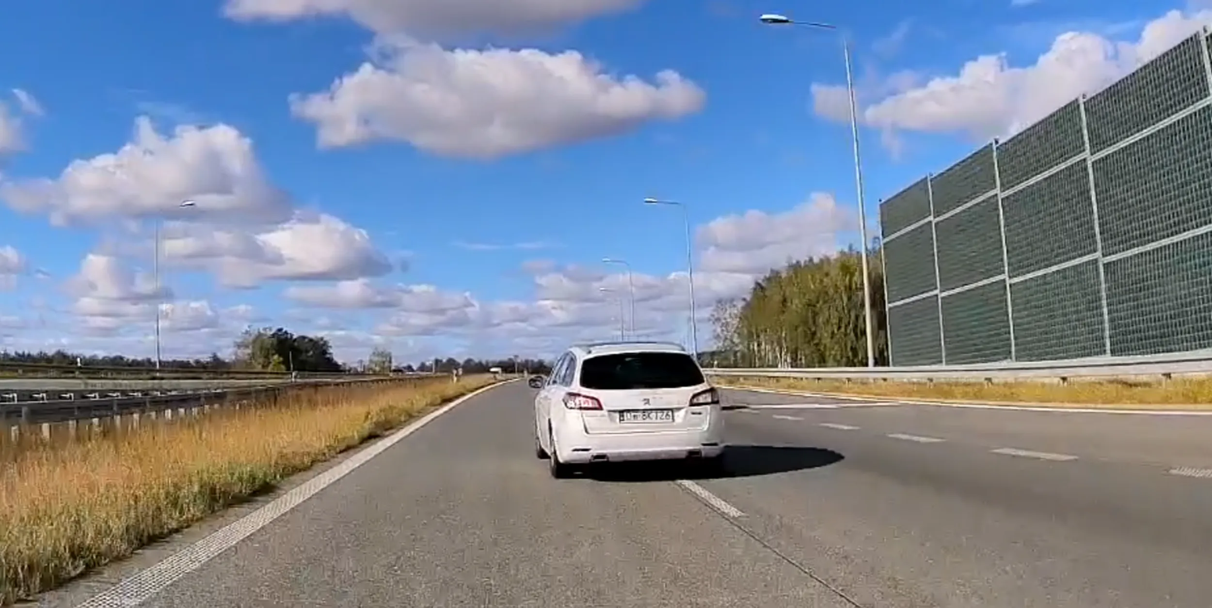 Dwa razy pod rząd wymusza pierwszeństwo, wykonując manewr wyprzedzania, choć on sam jest wyprzedzany. Gdy się go wyprzedza to przyspiesza. Kilkukrotnie stwarzał niebezpieczne sytuacje na drodze. Mam nadzieję, że jakieś drzewo już na niego czeka.