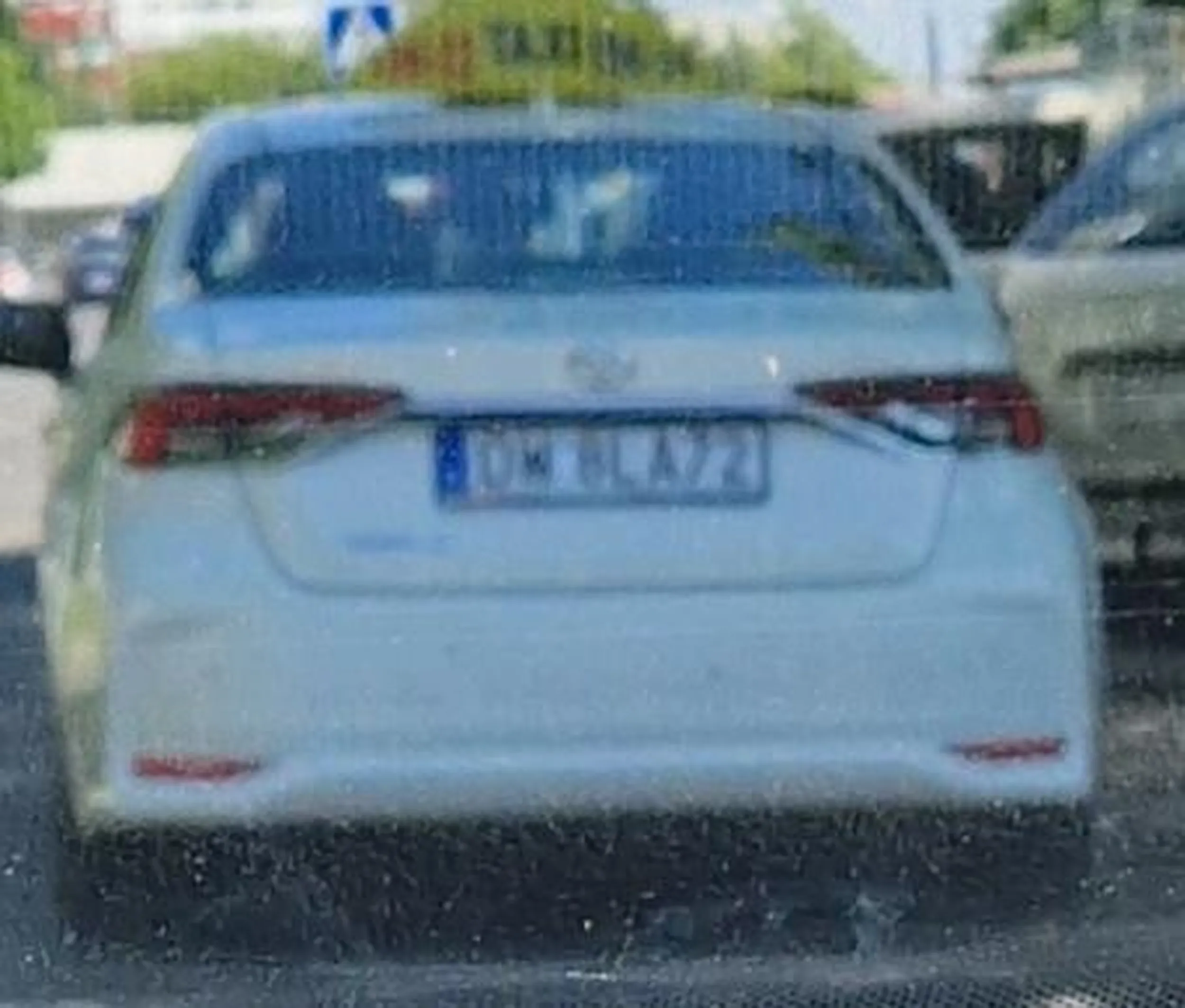 Legnica. Uwaga. Prawdopodobnie jezdzi pod wplywem srodkow odurzajacych. Nie przestrzega zadnych przepisow ruchu drogowego.